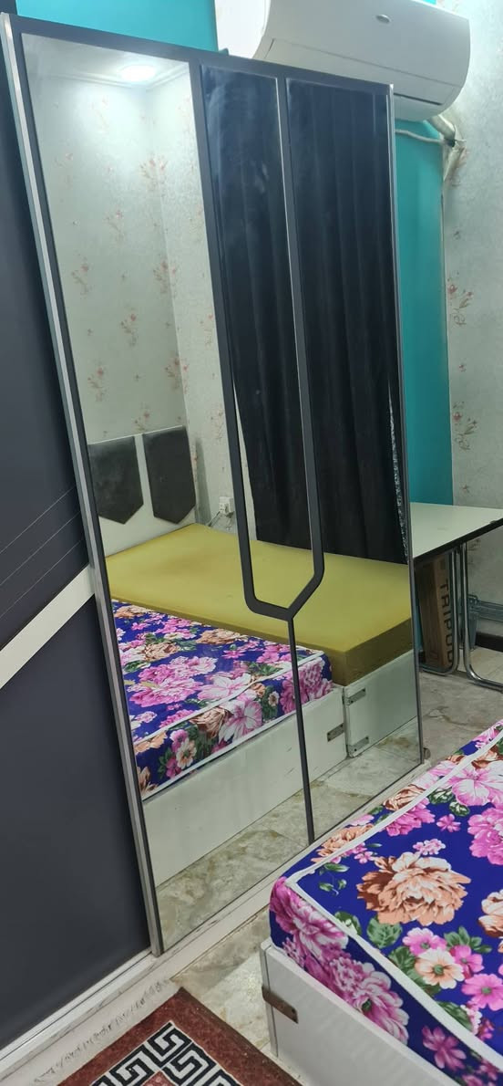 غرفة نوم سريرين  وكنتور وميز مجرات وميز صغير
١-طول السرير ٢٠٥سم / عرض ١٠٥سم / ارتفاع من دون التاج ٢٧سم /ارتفاع مع التاج ١٠٢سم 

٢-كنتور طول ٢٢٢سم / عرض ٥٩سم/ ارتفاع ٢٠٨ سم 

٣-ميز كبير مع مجرات طول ٩٥سم / عرض ٤٢سم /ارتفاع ٩٤سم

٤-ميز صغير طول٥٥.٥سم/ عرض ٤٢سم/ارتفاع ٤٠ سم

ملاحظة: زواية السرير ضاربهن زواية علمود لا يتحرك 
نظافة الغرفة  ٩٠% 🔴 
السعر :350 الف 
للتواصل والاستفسار الاتصال على الرقم :***********
العنوان بغداد الشعب
