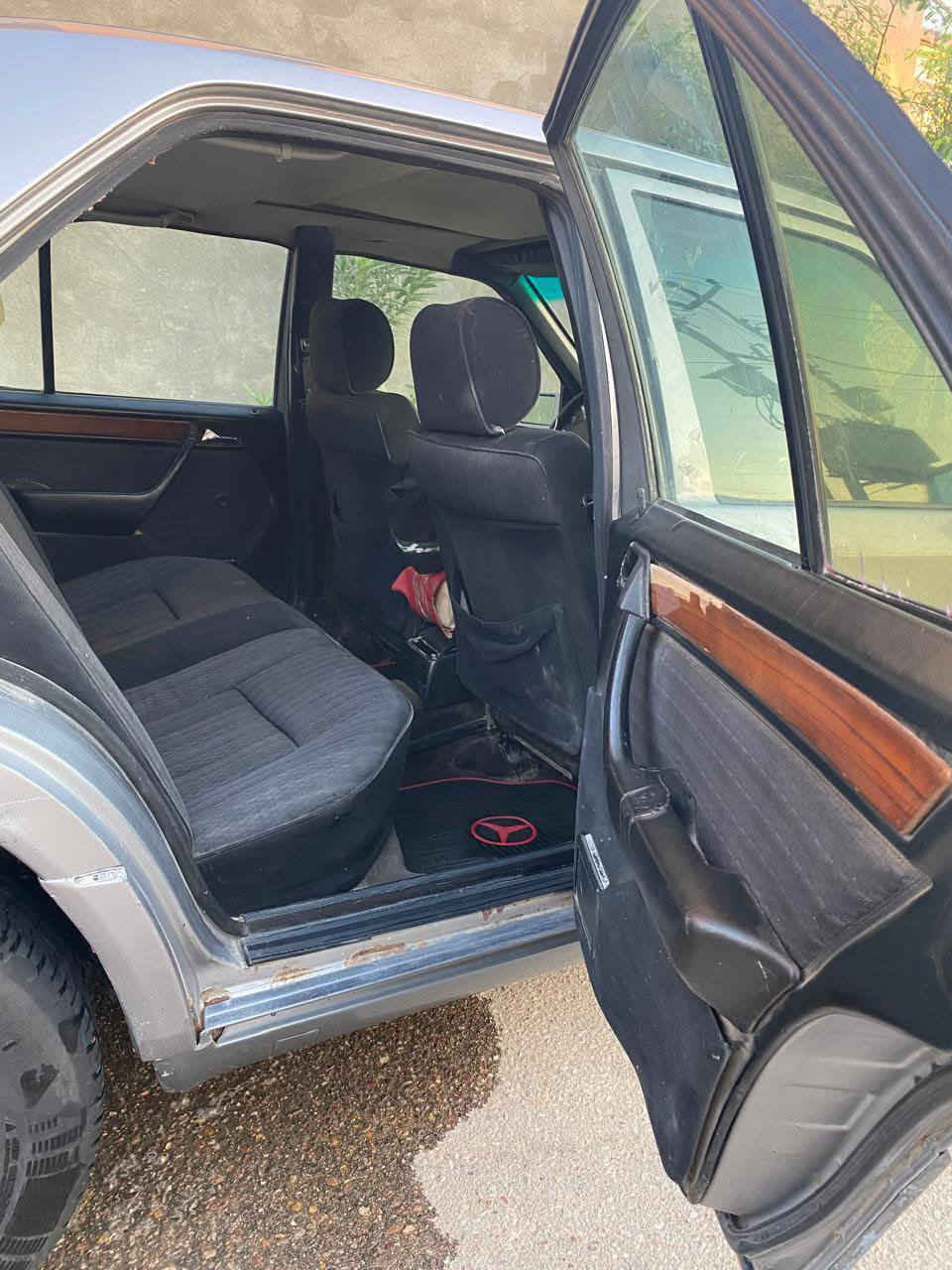 السلام عليكم
مارسيدس دب 1991 محرك بطه 2500
كير ومحرك خير من الله
مصبوغه للجماليه بدون ضربه 
القواعد سليمات علبلاد والتبريد شغال نقصه بس غاز
العنوان البصره القرنه
***********
