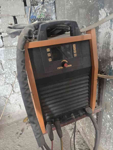 مكينه لحام ولدن زائد قاطعه بلازما تقطع ٣٠ ملم بيها كمبريسر داخلي وممكن تربط كمبريسر خارجي ***********بابل
