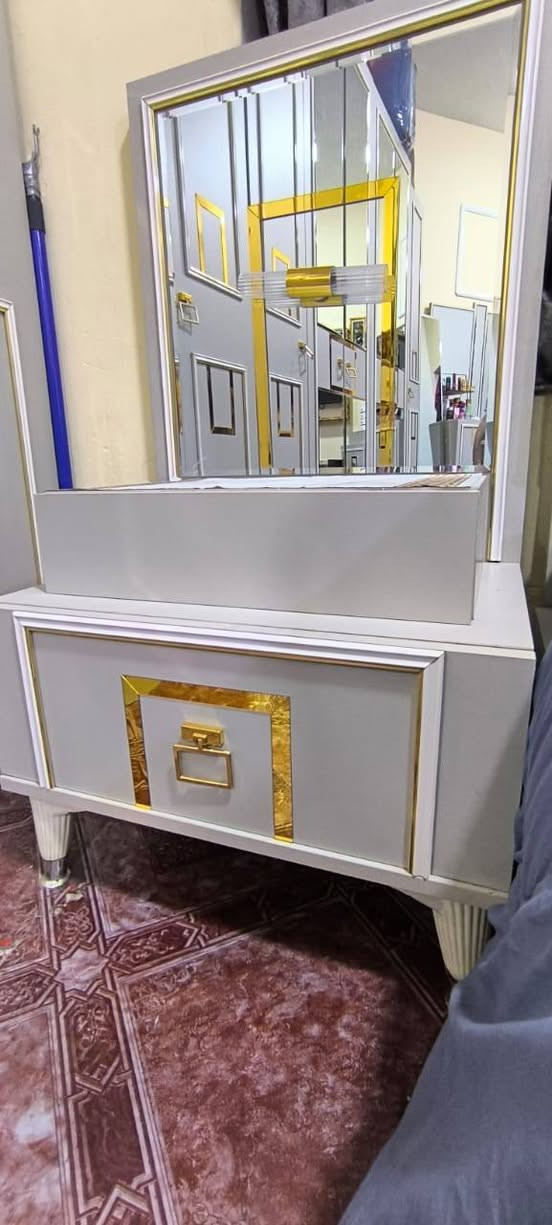 غرفة نوم تركي 11 قطع للبيع السعر مليون و100 مكاني حله شارع 60
***********
