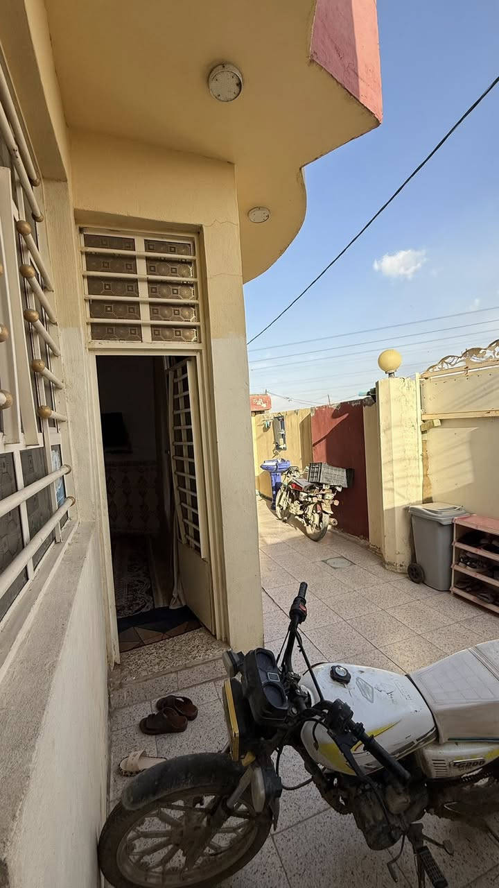 بيت في ال مراد ركن طابقين
مقابل مدرسة العقيلة مباشر على الشارع 

موقع ممتاز 

170 متر طابو زراعي سند 25 

ــــــــــــــــ 

الطابق الأول 

استقبال مطبخ حار 

غرفة نوم 

مجمع حمامات داخلي وخارجي 

منور 

مجاري للبيت دفن بالكامل 

ارضية كاشي 

ازارة سيراميك اسباني 

مجاري مركزية للبيت 

ــــــــــــــــــــــ

الطابق الثاني 

غرفتين نوم 

مجمع حمامات 

سطح فرشي 

ــــــــــــــــــــــ  

البيت نظيف وعالي عن الشارع 

جاهز للسكن بدون نقص 

ــــــــــــــــــــــــــ

السعر 85 وبيه مجال بسيط للشراي 

ــــــــــــــــــــــــــــــ

للأستفسار أكثر مراجعة 

#مكتب_محمد_الجبوري لبيع وشراء عقارات القاسم والمقاولات العامة والتصاميم الهندسية 

#المكتب_مجاز_رسمياً والمكاتبات رسميه لضمان حقوقكم ✅ 

#عنوان المكتب شارع الجديدة مقابل مدرسة الزهراء مجاور اسواق نمبر ون 

***********  📲 

***********  📲
