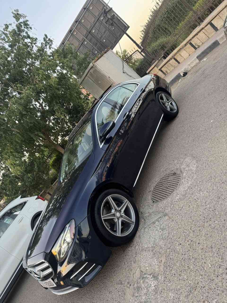 للبيع مارسدس  E300 موديل 18 حادث بسيط بدون ايرباك ضمان دولي بصمتين رقم بغداد حرة باسمي هزة جديدة مواصفات:
بانوراما 
داخل جلد ابيض + صاج ملكي
شاشة+ كامرا دوارة
داخل انارة متغير 64 لون + انارة تبريد
كشنات خزن ميموري ثنينهن + كهرباء
تدفئة كشنات
سيتم صوت BURMESTER
حساسات ٣٦٠ درجة
دبل ماوس تحكم
انارة داخلية led
رادار جانبي + نقط عمياء
رادار امامي + تحديد مسار
نظام Auto park
نظام Auto stop
مودات قيادة(eco,comfort,sport,custom)
جنطة كهرباء
وباقي المواصفات المعروفة والسيارة جديدة وكاملة مكملة اي نقص مابيهة (صفر مسج) وماشية ٦٠ الف وحادثهة كلشي بسيط جاملغ وبنيد ومبدلات اصليات نفس اللون بدون صبغ بدون دواخل وايرباك  وصور الحادث موجودة عندي عالخاص والسعر 25,500$ للاستفسار ***********
