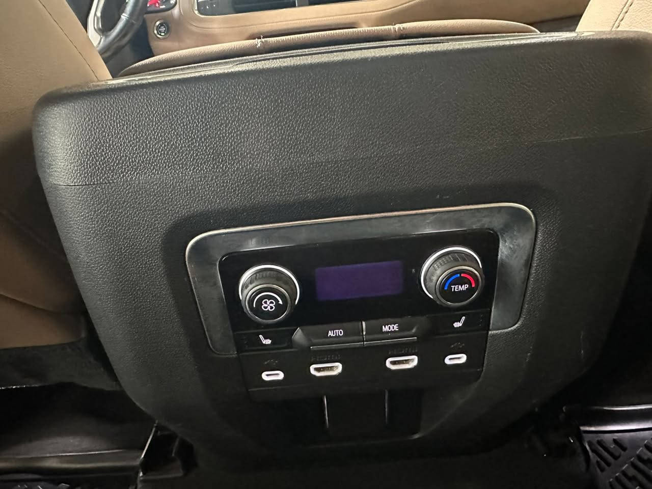 السلام عليكم اخواني واخواتي العزاء سياره تاهو موديل 2021 نوع الفئه برايمر سياره فول مواصفات مكفوله كفاله عامه هزه جديده ارقام جديده سنويه بسمي شخصيه  جواها تخم تاير جديد سياره صدر امامي خلفي بل باكيت السياره مواصفات
خمس كامرات اربع كراسي تدفه و تبريد السياره رادرا امامي رادار خلفي  رادرات جانبيه تحديد مسار دادشو كبير سياره دوس كهرباء تشغيل عن بعد بصمه اربع بصمات بيبان 3شاشات باب خلفي كهرباء السياره بنيرانمه السياره قبل مغله PPF واني شعلته مكينه 8سلند 5300 السياره فور ويلي ستيرن كهرباء ذاكره بل باب شاحن واير ليس 
السعر/485ورقه 
الرقم/***********
