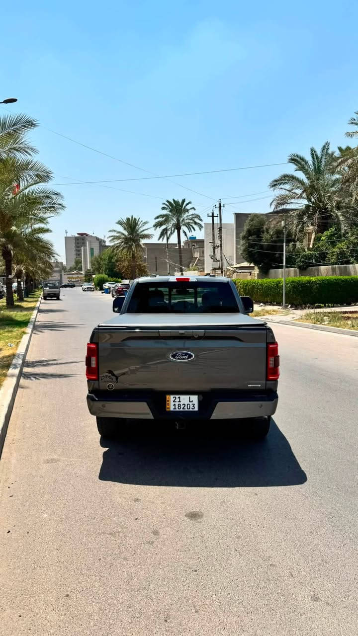 🚘 **للبيع: Ford F-150 XLT Sport 2023**
📍 رقم السليمانية — باسمي تحويل مباشر | وارد أمريكا

**المواصفات الفنية:**
▪️ فئة XLT Sport — فل مواصفات عدا الفتحة
▪️ محرك 3.5L EcoBoost تويــن تيربو V6
▪️ كير أوتوماتيك 10 سرعات
▪️ دفع رباعي 4WD
▪️ باب طويل / بدي طويل

**أنظمة الأمان والقيادة الذكية:**
▪️ قيادة شبه ذاتية (Lane Centering + Adaptive Cruise)
▪️ رادار تحديد المسار
▪️ نظام النقطة العمياء
▪️ توقف ذاتي أمامي وخلفي
▪️ كاميرا خلفية + حساسات

**الكماليات:**
▪️ شاشة كبيرة + Apple CarPlay لاسلكي
▪️ تشغيل بصمة
▪️ كشنات جلد لون مشمشي مع تدفئة
▪️ تبريد السيارة ثلج
▪️ ويل 20 إنج + تخم تايرات جبلية **جديد**

**الإضافات (بضمانات):**
▪️ كتاب تضليل مروري 80% مسموح بكل العراق
▪️ عازل حراري كامل للجامات مع تضليل
▪️ دوسات LORZ تفصال لون نيلي — ضمان 3 سنوات

**الحالة والممشى:**
▪️ الممشى: 58 ألف كم (دخلت بـ 42 ألف)
▪️ حادث بسيط سابق بالجاملغ مع ضرر خفيف بالبنيد — ايرباك الستيرن والبرده فقط راجع سيستم (للأمانة والشفافية)
▪️ السيارة نظيفة جداً وبحالة ممتازة
▪️ لا تحتاج أي مصرف نهائياً — جاهزة للاستخدام فوراً

✅ سيارة تجمع بين الفخامة والعملية والاقتصادية — مثالية للاستخدام اليومي والسفر

💰 **السعر: 30,500$ — وبيها مجال بسيط للجادين**
📞 للتواصل والمعاينة: [***********]
📍 الموقع: السليمانية
