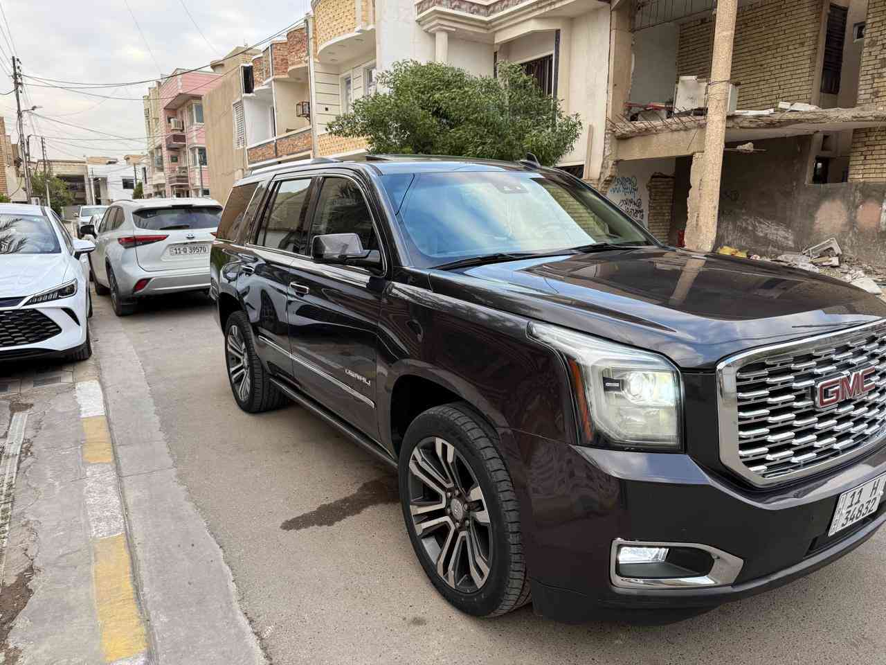 السلام عليكم جمسي دنلي موديل 2018صبغ جاملغ وبنيد فقط الباقي مكفولات بدون ايرباك غير البرده محوك 5300 صدر جديد تخم تاير السيارة جديد مابيها اي نقص المواصفات 
بصمه 
فتحه
جلد 
كراسي كهرباء 
رادارات 
حساسات 
صندوك كهرباء
دوسات شفط 
داتو شو
وبعد بيها مواصفات هوايه 
السعر 34000$وبيها مجال مراوس بشي اقل مكان السيارة بغداد الغراليه هاتف ***********ابو اوس صور الحادث مرفقه مع الصور
