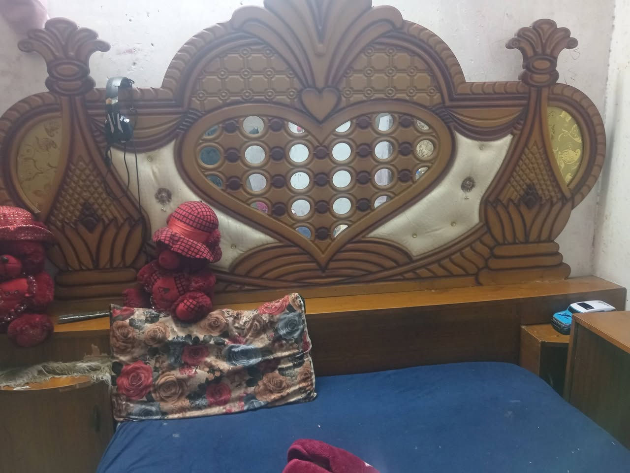 سلام عليكم غرفة النوم مستعملة للبيع بس الميز تعبان كلها نضيفة عنوان مدينة الصدر الرقم ***********
