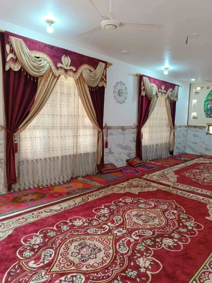 دار للبيع قرب جامعة بابل  منطقة الحكانيه  مساحه الدار والحديقه  1200متر الشراي يتصل بالرقم ***********
