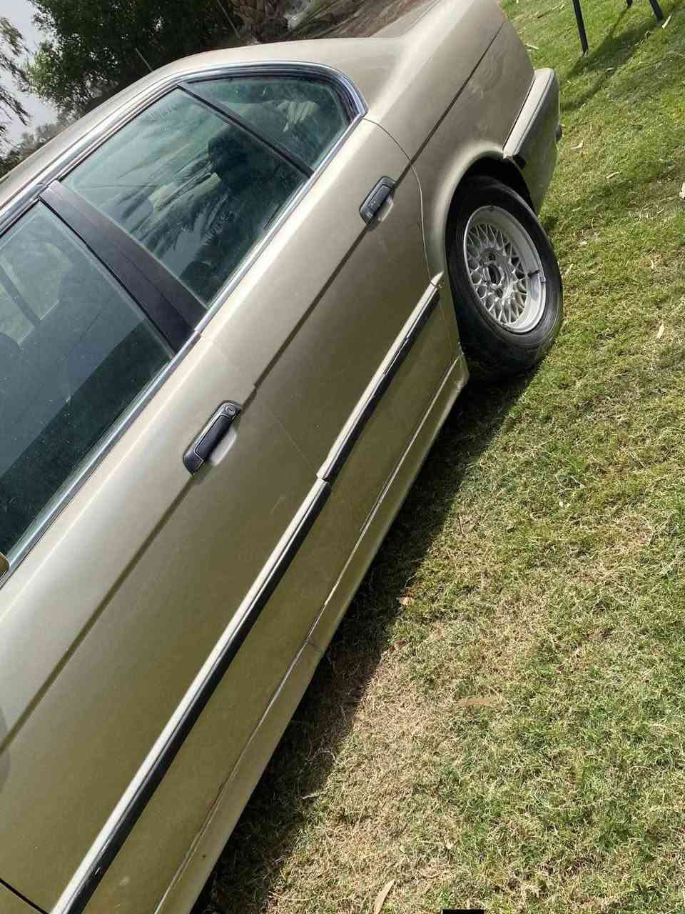 سلام عليكم 
بي ام 525موديل 1992رقم بغداد نكليزي 
مداور ثاني يوم 
مكينه وكير ففيتي بيها جاملغ الكدام اليسر مضروب وما مصلحه سياره ما بيها نقص بيها جراد القماره 
حداديه جديده تخم تواير جدد 
غرفتها جديده مكان السياره السماوة الرميثه السعر 40وبيها مجال 
الاستفسار ***********
