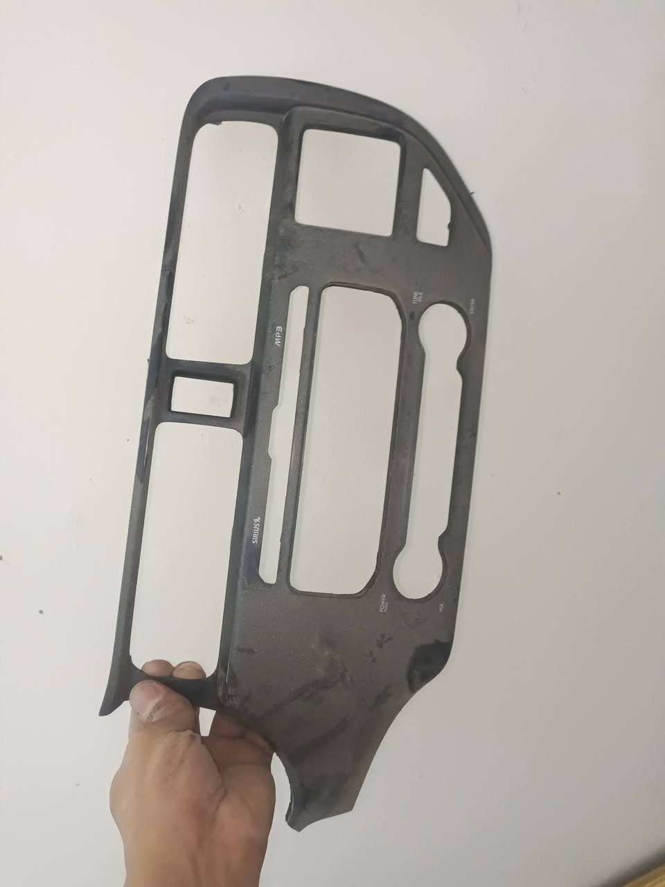 السلام عليكم . عندي مسجل واطار كامل. وشغال ابلاد مال شركه كيا ريو. 2015. سعر 40 مكاني التاجيات يم جسر الدوار. رقم الهاتف ***********
