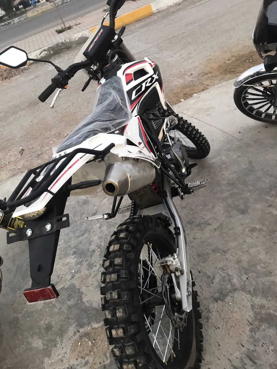 السلام عليكم دراجه قفاز CRX مكينه 300 دراجه زيرو ماماشيه  مديل 2026 باب الاوال  سعر مليون 950 وبيهه مجال بسيط اخويه العزيز المنشور اذا مايعجبك اعبره فدوه الوجك مكان ديالى بلدروز مامتواجد على نت ***********
