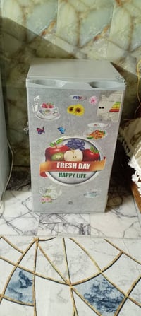 ثلاجه صغيرة • نضيفه جداً • شغاله