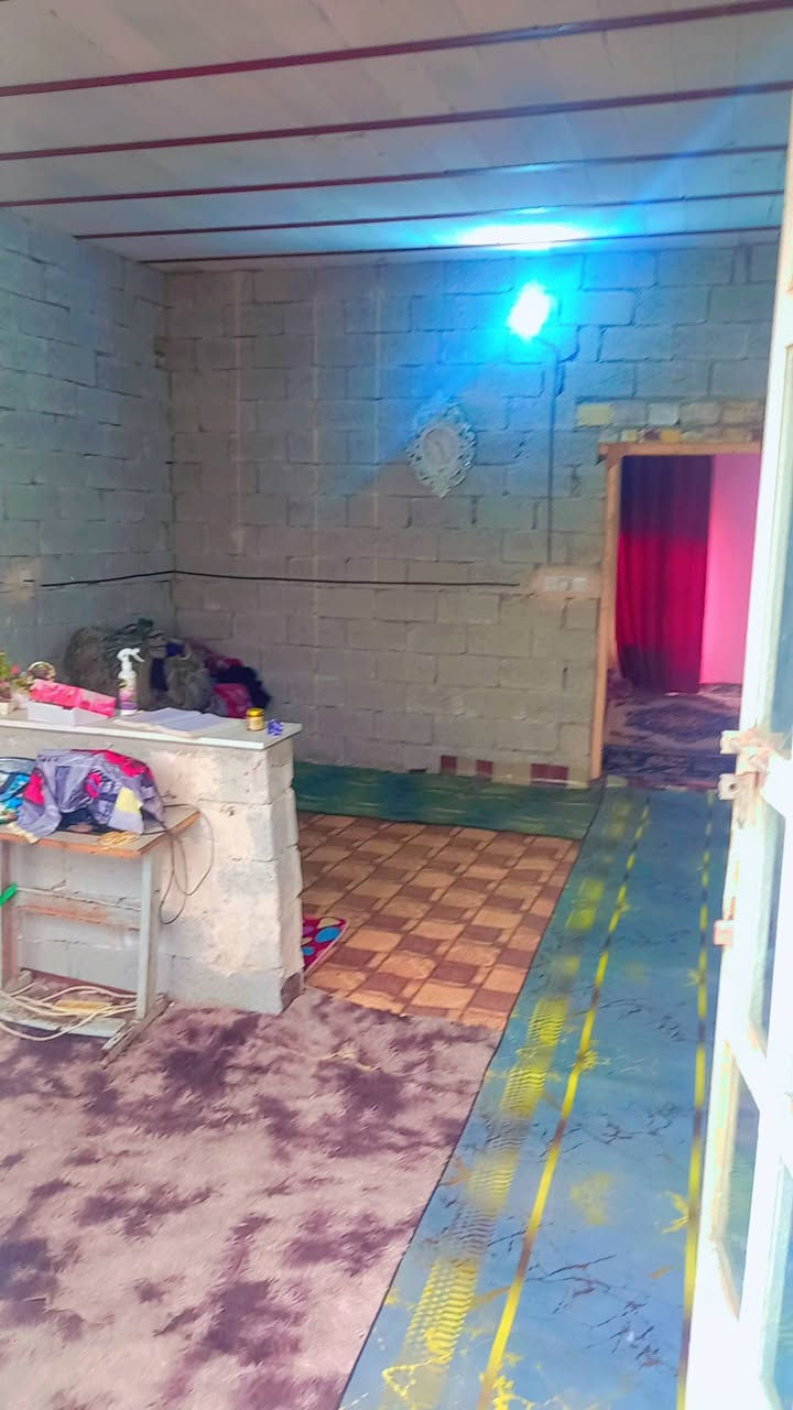 بيت للبيع  حي لامين الثانيه قرب ملعب شهيد جمال  مساحه ٧٠ متر  وجه 5نزال ١٤ بي غرفه وصاله او مطبخ او صحيات   ستفسار خاص او رقم وتساب *********** وتساب فقط
