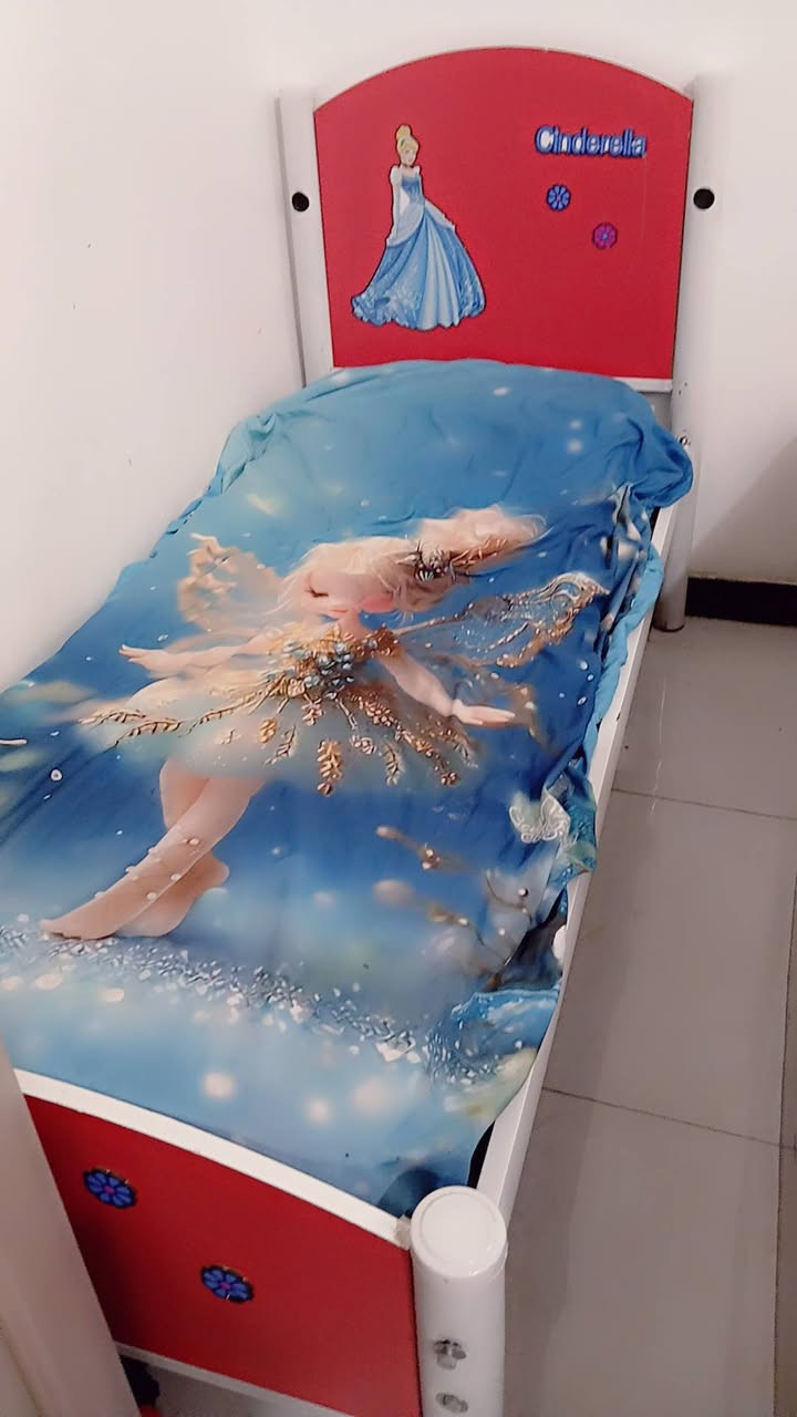 عندي هذة ميز الطعام نضيف  رايدته ٤٠  اذا ويا  الكراسي احسبهن ب ٥٠  الكراسي ضررهن( خفيفات و مقاعدهن  يتحركن يرادلهن براغي و يثبتن  )
والجربايه نظيفه رايدته.      ٢٥ الف


**إذا كنت صاحب هذا الإعلان وتريد حذفه لأي سبب، رجاءا أرسل رسالة إلى الدعم الفني**