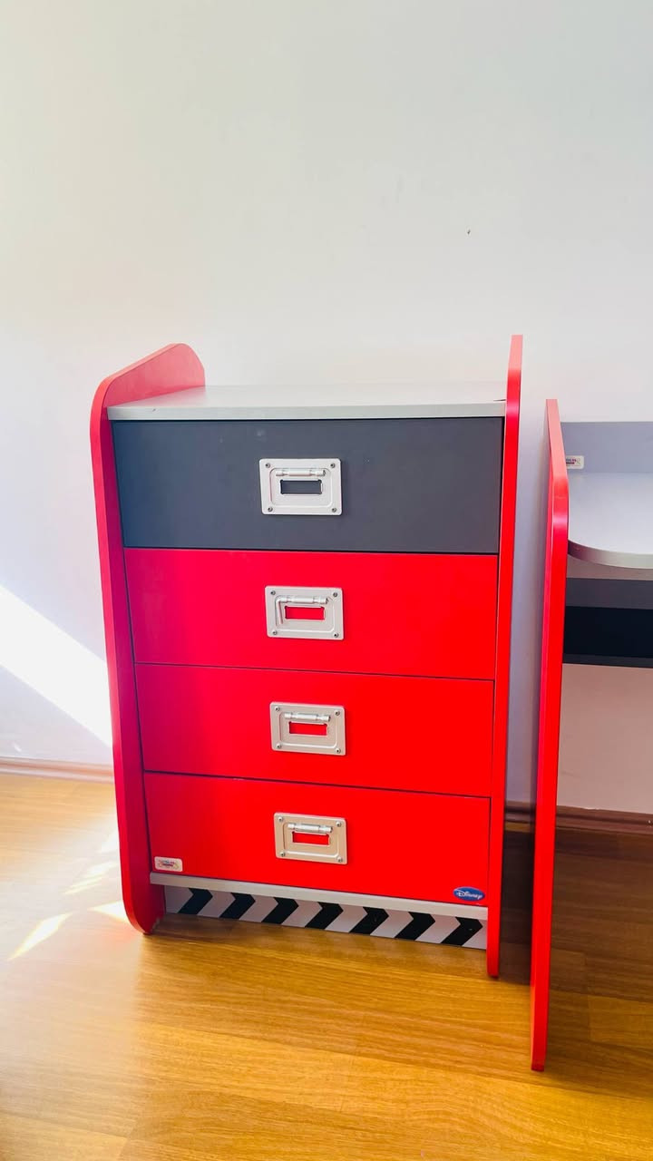 السلام عليكم 
ملحقات غرفه طفل (كنتور وميز ومجراات)


**إذا كنت صاحب هذا الإعلان وتريد حذفه لأي سبب، رجاءا أرسل رسالة إلى الدعم الفني**