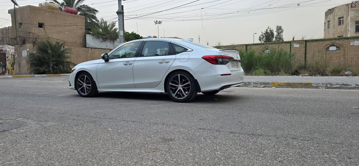 🌟 هوندا سيفيك تورينك 2022 (Civic Touring) - مواصفات خاصة ونادرة 🌟
​ (أعلى فئة بالشركة) موديل 2022، بحالة ممتازة ومواصفات نادرة جداً.
​📋 أبرز المواصفات:
​المحرك: 1500 توربو (1.5L\ \text{Turbo}) - يجمع بين القوة الرياضية والاقتصاد العالي بالوقود.
​اللون الخارجي: أبيض ملكي مميز.
​اللون الداخلي: أصفر (كراميل) - نسخة نادرة جداً ومميزة، تعطي السيارة فخامة داخلية استثنائية وتختلف عن السائد.
​الصالنصة: دبل صالنصة خلفية (جناح ومظهر رياضي بلادي).
​✨ مواصفات فئة الـ Touring (فول مواصفات):
​شاشة عدادات رقمية بالكامل بحجم 10.2 إنش.
​شاشة وسطية كبيرة تدعم Apple CarPlay و Android Auto (لاسلكي).
​نظام صوتي فاخر من شركة Bose (12 سماعة صوت نقي جداً).
​منظومة الأمان الذكي Honda Sensing (رادار أمامي، تفادي اصطدام، تحديد مسار، مثبت سرعة تفاعلي).
​فتحة سقف، كراسي جلد كهربائية، شاحن لاسلكي للهاتف، وتشغيل عن بعد.
🔥​الأضرار والحالة العامة:
​الحادث: بنيد فقط +(طخه باب عكس السايق بسيطه هنا بالعراق ترجع على البارد ).
​الإيرباكات: [ راجعه سستم ].

​📍 الموقـع: [ بغداد 
💵 السعـر: [ 142 ] $ (قـابل للتفاوض البسيط)
📞 ***********
