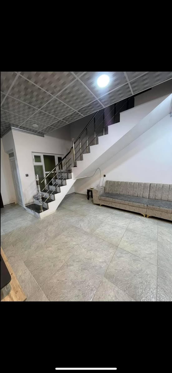 دار للبيع في حي الملايين الأولى قرب معمل الاخشاب مساحه الدار 160 متر واجه8ونص بناءحديث يحتوي البيت خمس غرف نوم مطبخ استقبال مشتملات للطابقين مستلم بيه كارت بلديه
للاستفسار الاتصال على الرقام التأليه-
  ليث الجواري(***********))
واتساب(***********)
