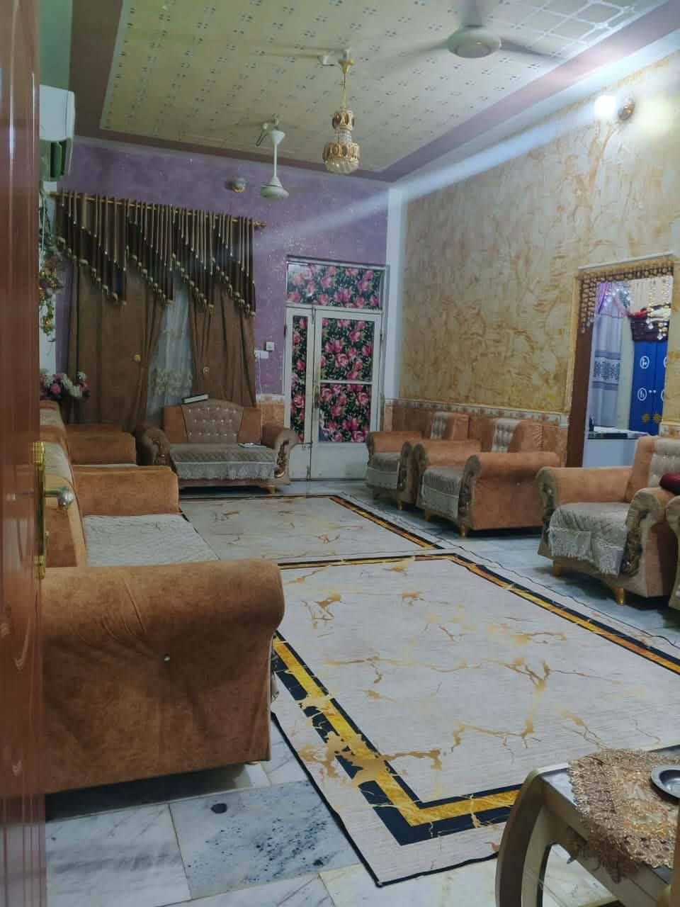 بيت للبيع  طريق غراف ناصريه
مقابيل الملعب الاولمبي الجديد 
ال زيرج 
مساحة البيت  800 متر زائد كاع 2000 متر 
بناء طابوق 
يحتوي على 3 غرف نوم و عدد صالات 2 وصحيات 3 وحمامات 
2 خارج او داخل 
او ديوانية طول 12 متر
مطابخ عدد 2 حار او بارد
كهرباء ثري فيز خط مولد
ماء اساله
السعر  الكلي مع الكاع  90
او بيه مجال
لشراي 
***********
