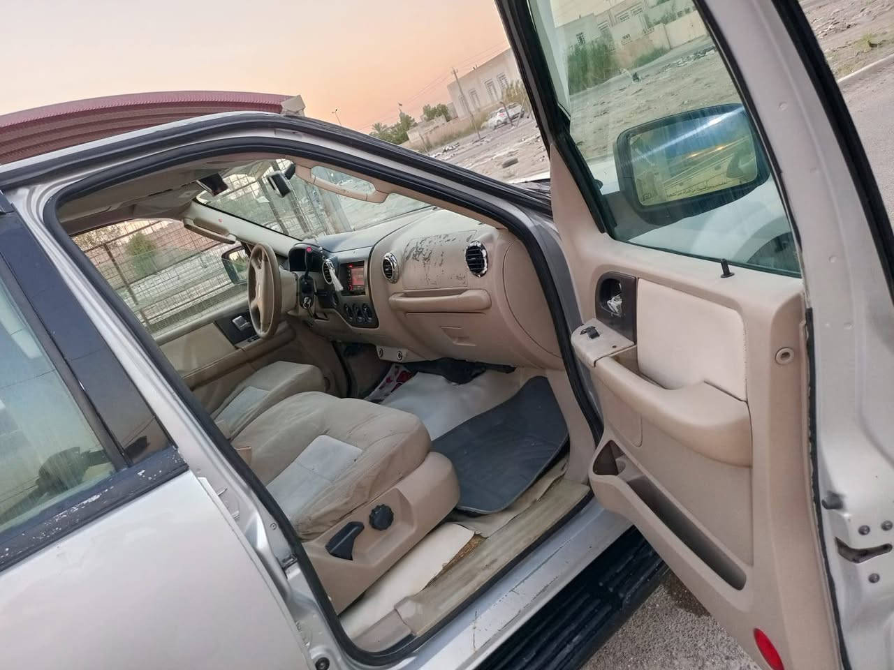 ياالله سلام عليكم للبيع فورد اكسبديشن رقم بغداد انكليزي بسمي
مكينه 8 لا تبخير ولا تنقيص كير تعليك 
تبريد ثلاث قطع 
8 راكب 
دواخل جدد ارضيه جلد 
تخم تاير جديد 
صدر امامي خلفي جديد 
بدون ضربه وصبغ مكفوله 
عليهه ادامه كامله سياره مال جناي 
كهربائيات جاهزه 
 مكاني بغداد الكرخ البياع
السعر 83 وبيهه مجال  وذا اكو مراوس. اراوس 
*********** رقمي. بي واتساب
