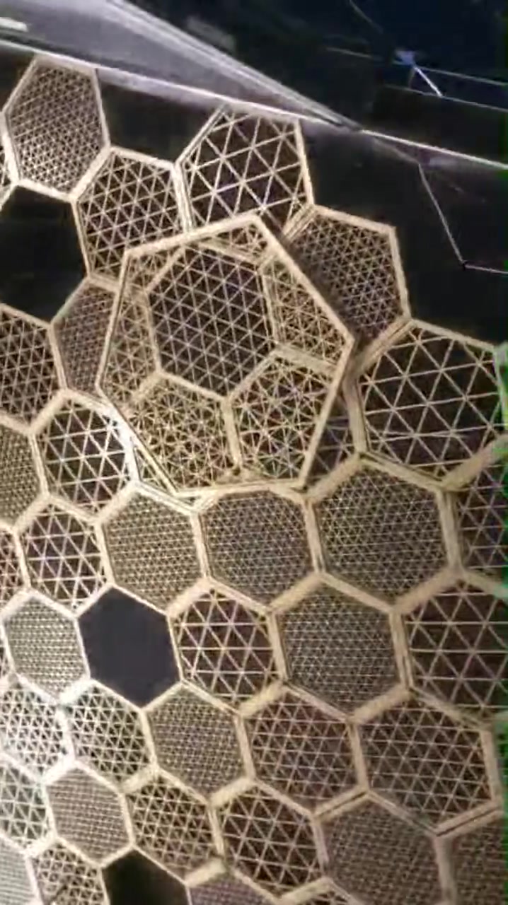 جزء من عملي  ديكور سقف  خلايه  سداسيه  في مطعم
توب اوركانك  في بغداد اليرموك  ٤ شوارع 
ابو حسن الحداد ***********
