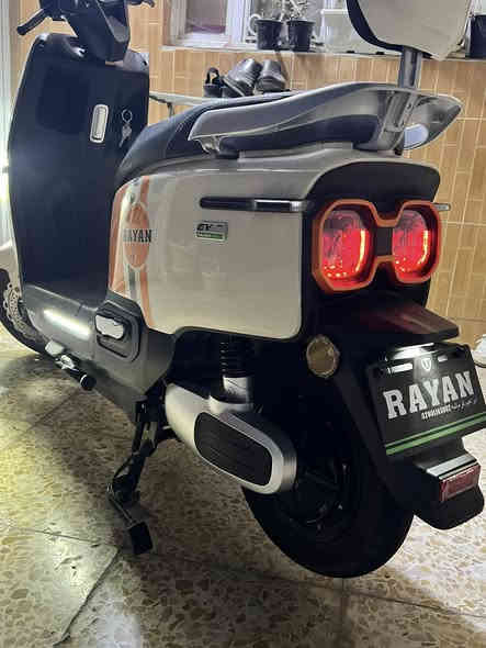 السلام عليكم 
دراجة شحن شركة الريان Tail G دراجة صارلها ٤ اشهر عندي ٦ بطاريات ملف ١٢٠٠ نظيفة ١٠٠٪؜  شاحنتها وياها تجي وياها بالاصل ٣ سرعات تمشي ٥٥ كيلو بالسرعة الثالثة نظام جهاز انذار مانع سرقة وتشغيل عن بعد وبيها بصمتين وبيها نظام بك ليورة مثل ما موضح بالفيديو 
السعر ٨٠٠ الف دينار
العنوان الشعب 
متواجد واتساب ***********
***********
