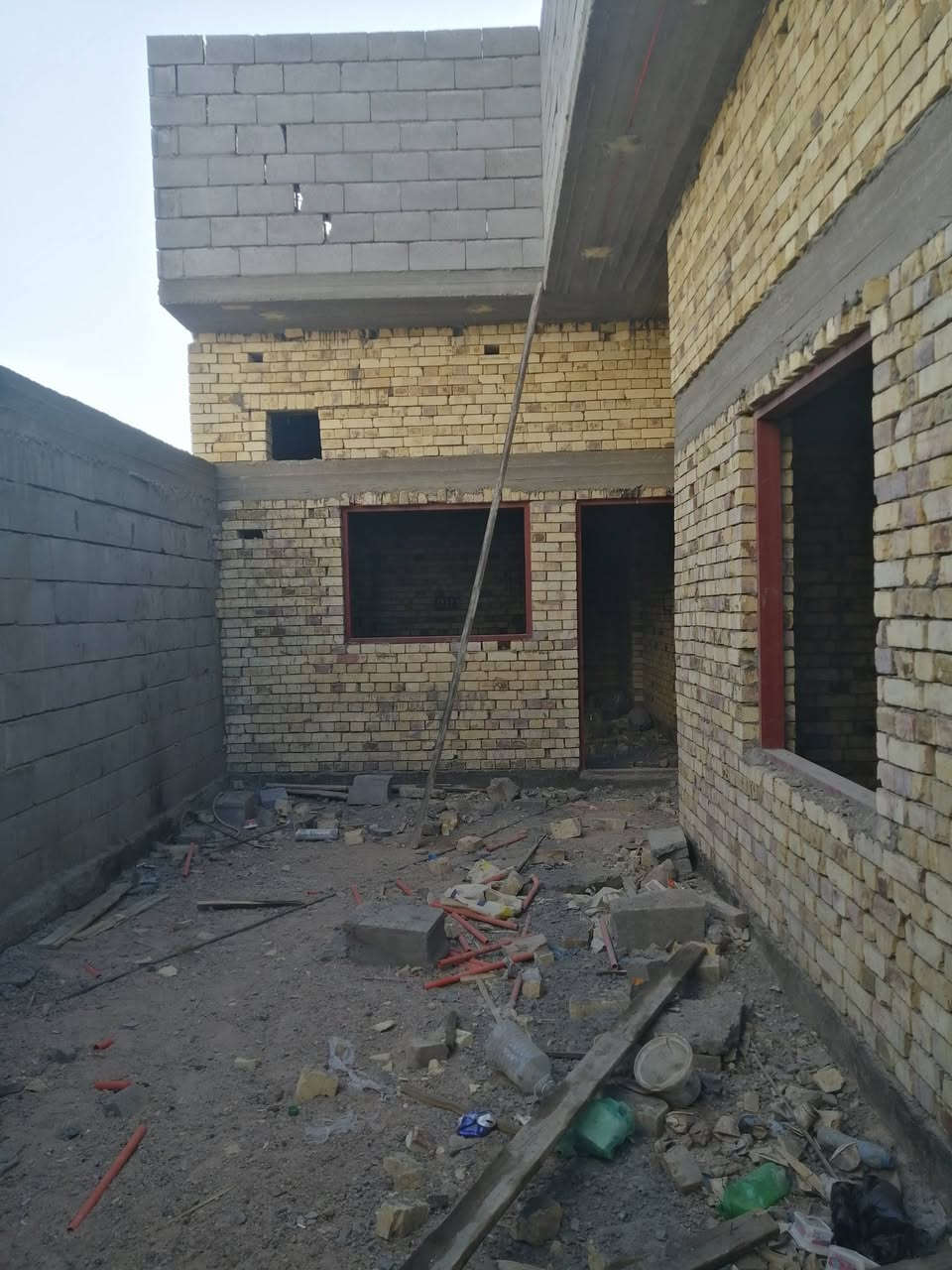 بيت للبيع في التنومة
بيت هيكل في التنومة في حي الصادق قرب حي الموظفين قريب عليه كل الخدمات البيت مساحة ٣٠٠م والشارع عرض ١٠ م طابو زراعي والبيت كامل تأسيس ماء وكهرباء ومجاري  يحتوي على حديقة امامية وخلفية واربع غرف نوم بنظام سويت وديوانيه وهول وصاله للاستفسار الاتصال على ***********
