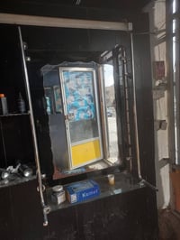 للبيع مرأة حلاقه مع مصطبات ٢ مع لافته اعلان مع بلازمه ٣٢ هاتف 07715138...