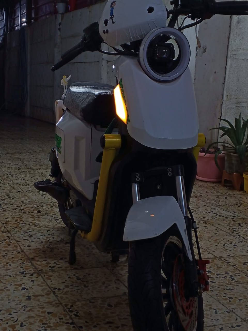 سلام عليكم
دراجه شحن للبيع نوعيه F3 💙
لون ابيض🤍
خمس بطاريات دبل 🖤
دراجه 2026
25000 واط ملف ✌️
مفتاحين وبصمه وكارت 
اربع سرع 
سعر 550وبي مجال الطيبين
رقم موبايل ***********
