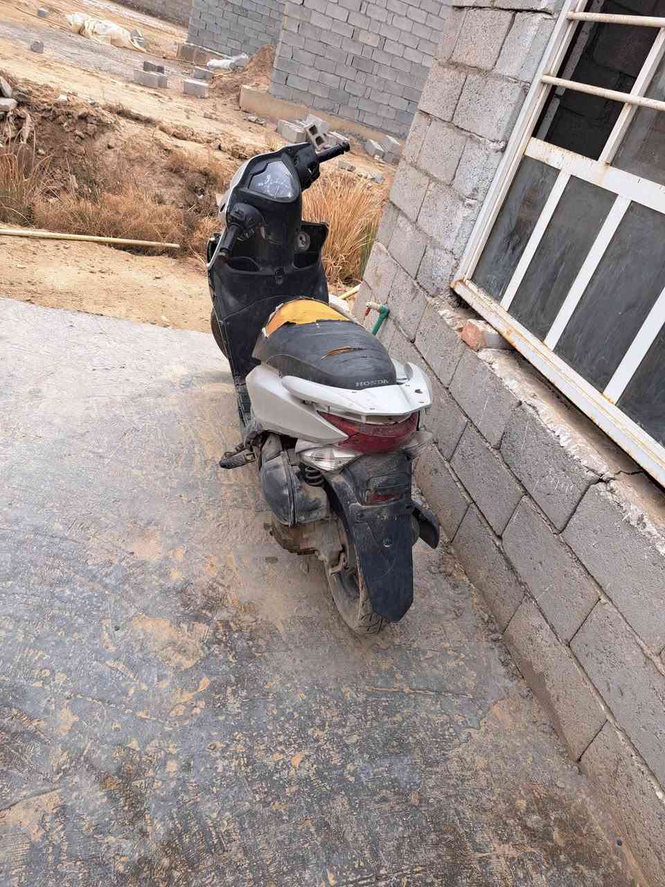 بوعود كاذبه للبيع متركه بس محرك شغال اسويج ضايع مكاني المدائن السعر ٢٠٠ وبيها مجال قليل مامتواجد عل نت *********** هاذه رقمي
