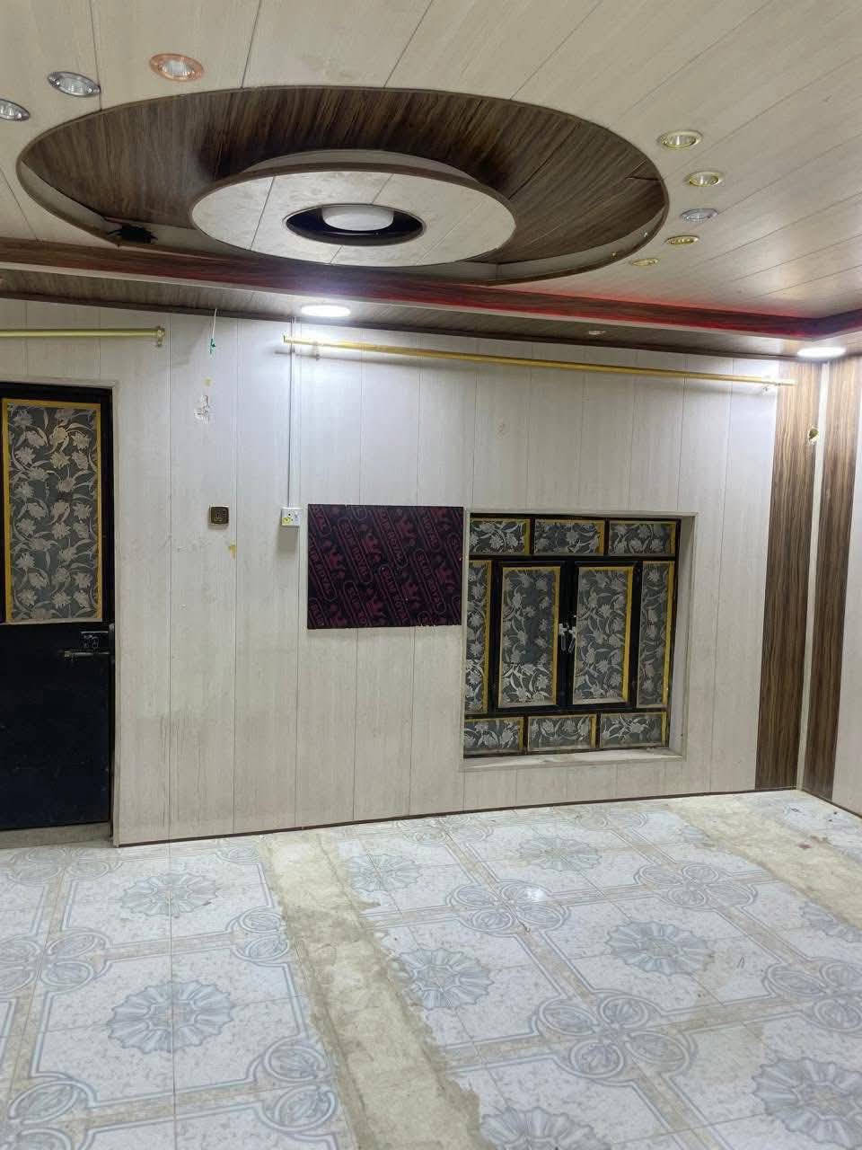 للإيجار بيت المساحة 210 بيت طابقين يحتوي على 5 غرف منام مع صاله وديوانيه ومطبخ ويحتوي على 3 صحيات وحديقه وكراج
للاستفسار الاتصال على *********** 
المكان البصره الجمعيات حي الخليج 4 قرب شارع بغداد 
ملاحظة:سعر الايجار مليون وميه
