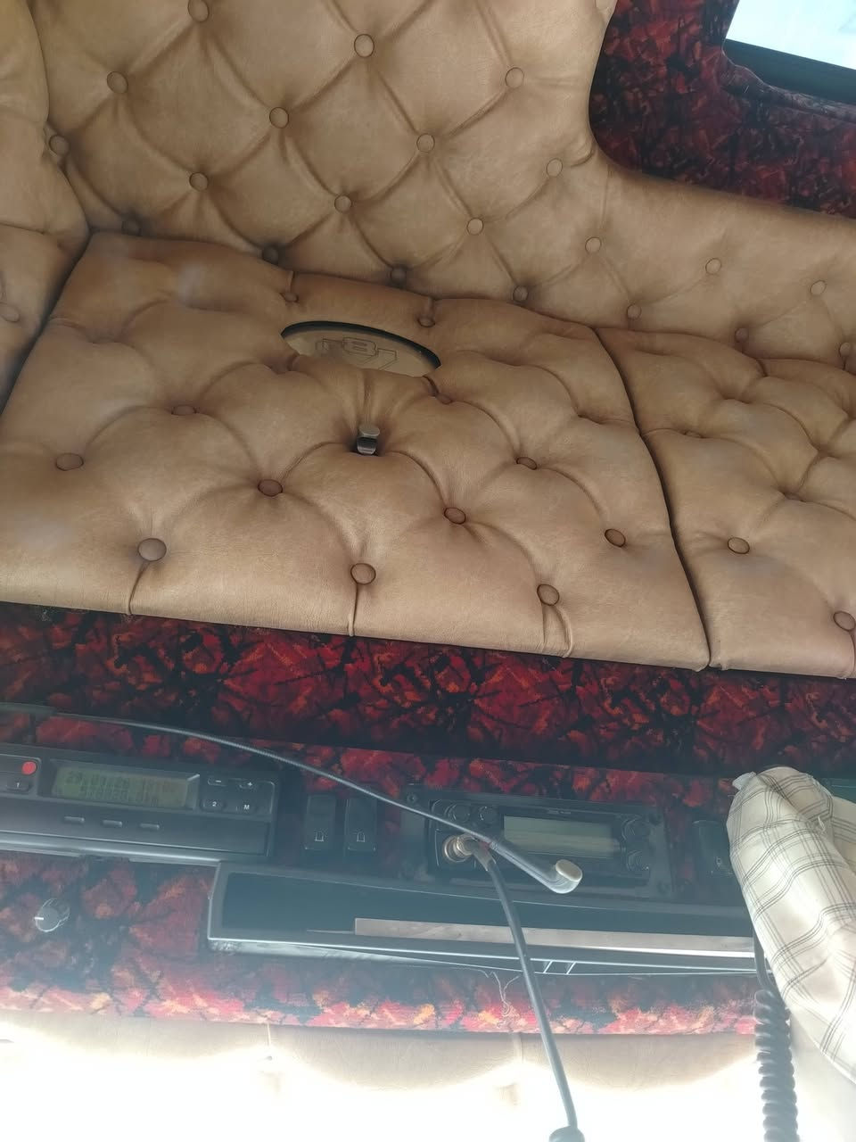 سلام عليكم سكانيه للبيع موديل 2006 سنگل امامي    فول مواصفات مكينه /8/  R500
  ثلاجه دبل جربايه كير عادي   
مربوطه وراه عربانه حداديه ثلاث محاور سياره بسمي  تحويل ثاني  يوم اتصال/ *********** / *********** مكان كربلاء \السعر ٣٧٥ بيه مجال /
