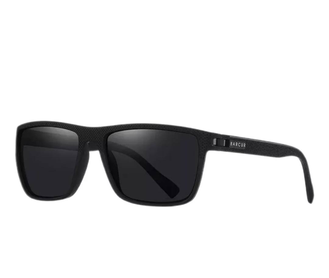 تُظهر الصورة نظارات شمسية من العلامة التجارية باركور (BARCUR)، وتحديداً موديل BC2139 المصمم للجنسين (رجال ونساء). تتميز هذه النظارات بإطار مستطيل عصري يجمع بين الأناقة والوظائف الرياضية.
ع اول تم ابيع سعر القطعة #ب15فقططط 
#المواصفات_الفنية_والمميزات:

#مادة_الإطار: مصنوع من مادة TR-90، وهي مادة تتسم بالمرونة العالية، وخفة الوزن الفائقة، والمتانة، مما يجعلها مريحة جداً للاستخدام المطول والأنشطة الرياضية.

#العدسات: عدسات TAC مستقطبة (Polarized)، تعمل على تقليل الوهج الناتج عن الأنعكاسات (مثل الطرق والمياه) وتخفيف إجهاد العين، مما يوفر رؤية واضحة وألواناً حقيقية.

#الحماية: توفر حماية كاملة بمعيار UV400 ضد الأشعة فوق البنفسجية الضارة (UVA و UVB).

#التصميم: إطار باللون الأسود المطفأ (Matte Black) مع نمط مربعات مميز على الأذرع وهيكل يسمح بتدفق الهواء.

#الملحقات: تأتي عادةً مع مجموعة كاملة تشمل علبة صلبة أصلية، حقيبة سحب قماشية، قطعة قماش للتنظيف، وبطاقة اختبار الاستقطاب. 

توجد خدمة توصيل للمحافظات كافة.


**إذا كنت صاحب هذا الإعلان وتريد حذفه لأي سبب، رجاءا أرسل رسالة إلى الدعم الفني**