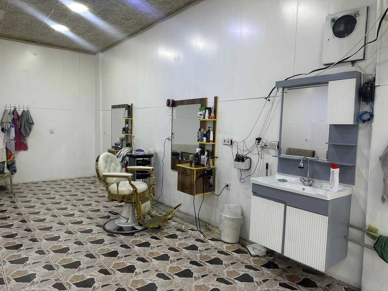 غراض  محل حلاقه للبيع قنفه عدد2 كرسي حلاقه ملكي مراية عدد2 مغسله ومبردة  كامل بسعر ٨٠٠الف رقم موبايل ***********
