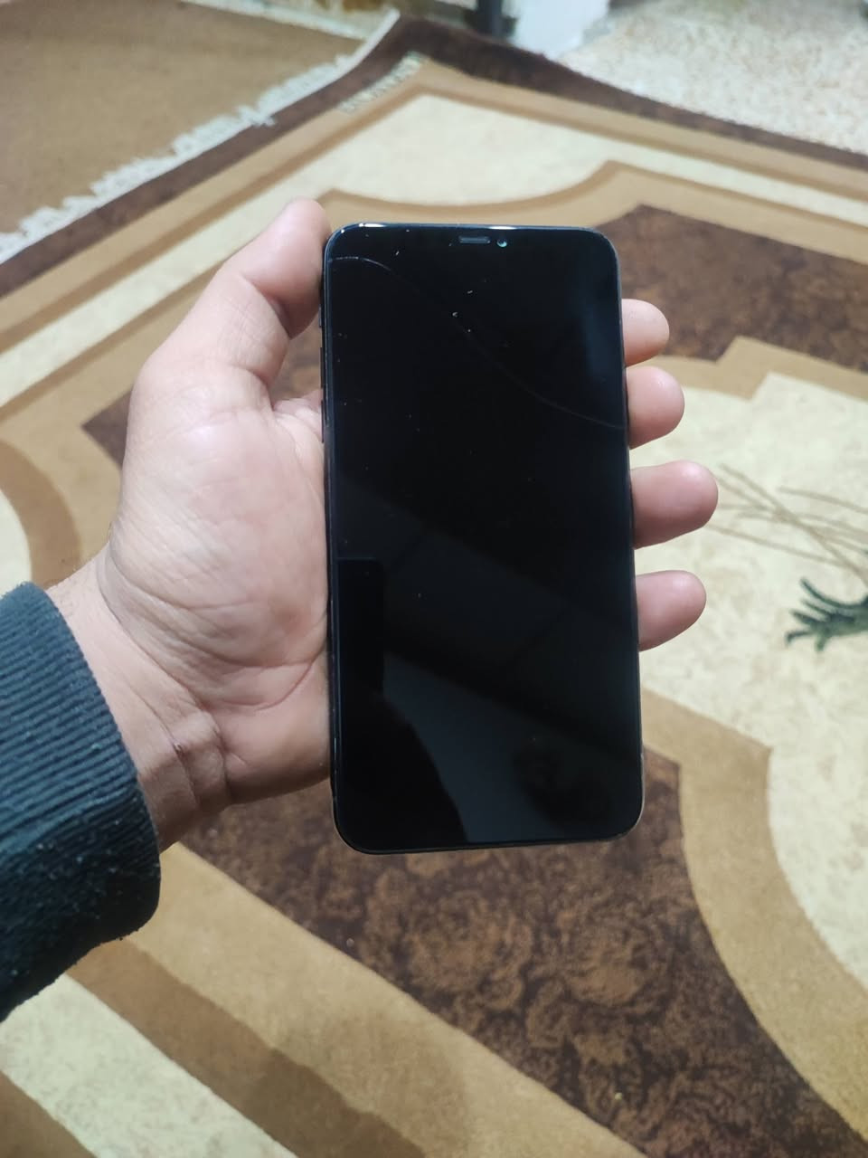 السلام عليكم
ايفون ١١ برو ماكس 
٢٥٦ بطاريه ٧٣ تك سيمكرت 
مبدل شاشه بيها فطر صغير 
وضهر مفطور
سعره ١٨٥ بي مجال بسيط
***********
