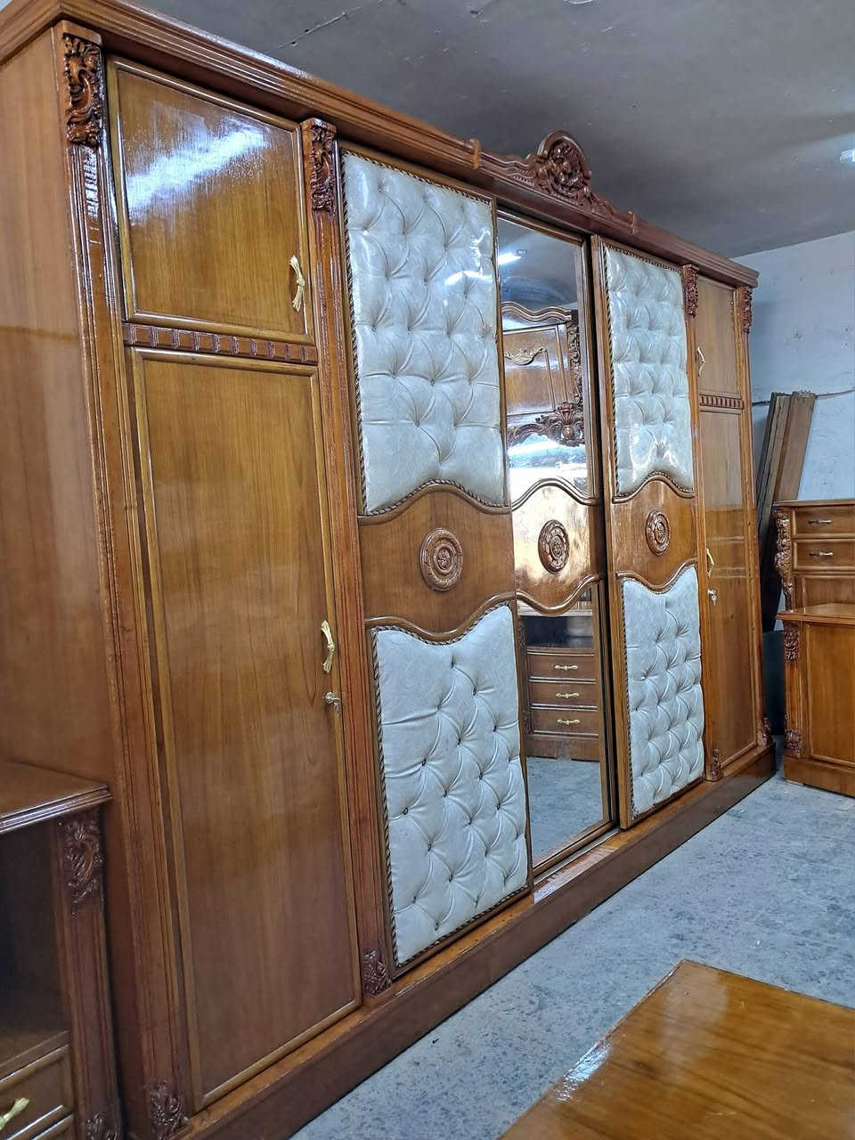 يعلن معرض الموسوي عن وجود غرفه نوم مستعمله نظام تركي شغل عراقي داخل وخارج صاج ضهر جرجوبه دنك زان مصري ونقش زان مصري الغرفه نظافته 95 بالميه العنوان بغداد اي استفسار خاص او الاتصال 
***********
***********واتساب
ملاحظه الغرفه بدون زاويه
