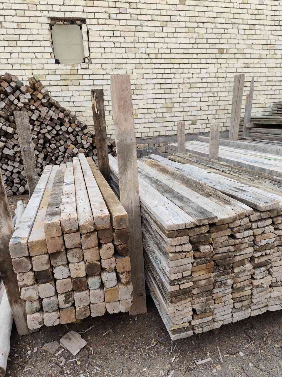 قالب خشب نضيف جدا للبيع العنوان بابل العدد 10مكعب هاتف ***********
