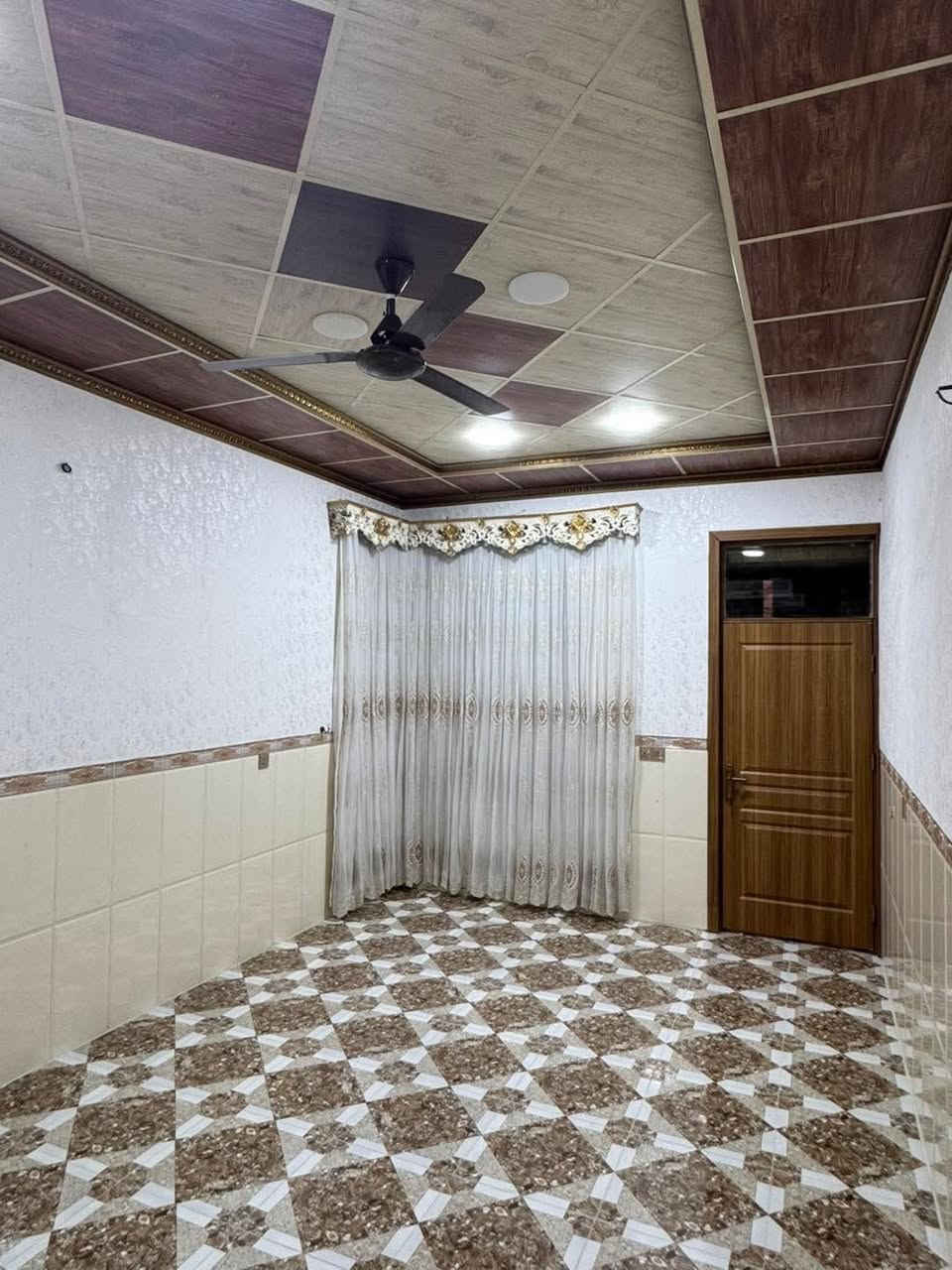 السلام و علیک
ئەم خانووە بۆ فرۆشتن کەلار + حەمەی کەریم دیوی سیروان نزیک مزگەوتی قازی محمد ڕووبەرەکەی (180) مترە یەک قاتی فول کاشیە نزیک جادایە سعری زۆر مناسبە

دوو ژووری بوستن
ژووری میوان
هۆڵ
متبەخ
مساعد متبەخ
حەمام سەرئاو
لەسەرەوەش بەیتونەیەکی لیە

بۆ زانینی نرخ ژمارە یەک بنێرن یان تیل بکەن

***********
