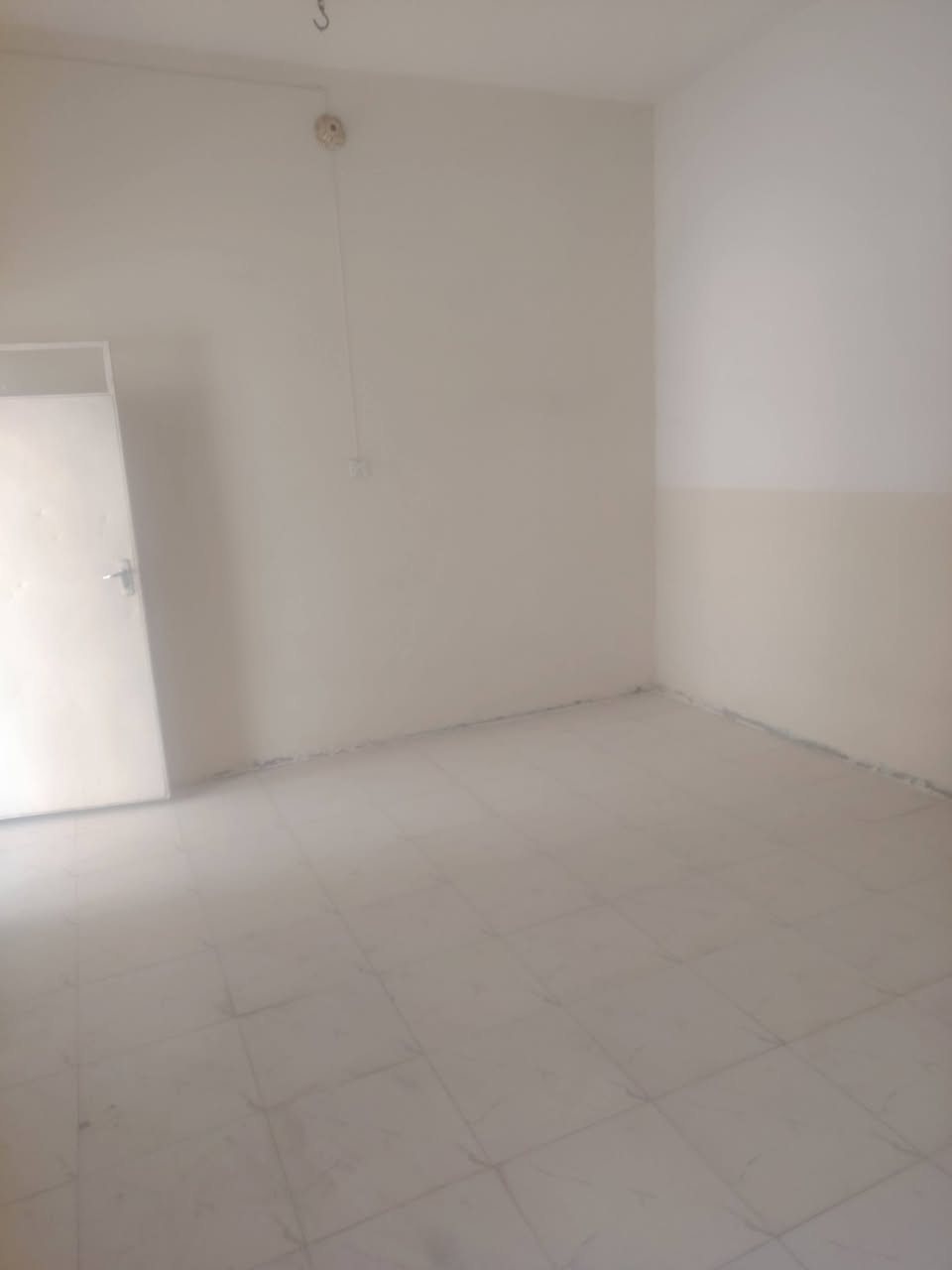 سلام عليكم بيت ايجار 120 غرفتين وصاله ومطبخ وصحيات  البيت جاهز من كلشي شارع المطار  يم اسواق فدك مكتب الصدرين  ***********
