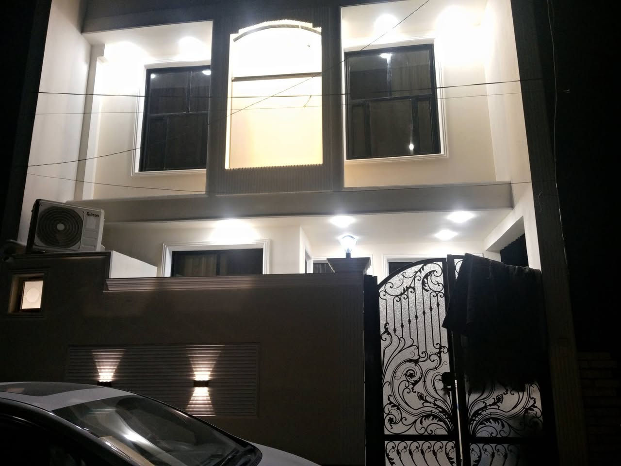 السلام عليكم بيت للبيع المساحه 100مترطابقين يحتوي ع استقبال وصاله ومطبخ وغرفه نوم وصحيات الطابق الثاني غرفتين نوم وصاله وصحيات العنوان البوبيات عمود 90السعر 155وبي مجال ***********
