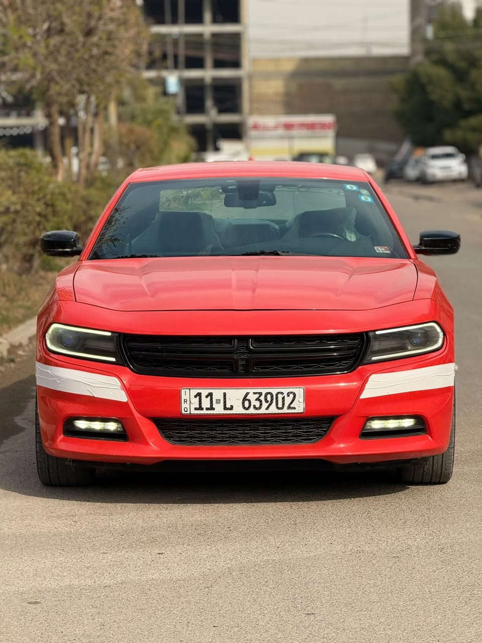 سلام عليكم  لون مميز برتقالي
جارجر موديل 2022. بسمي رقم بغداد 
صور حادث مرفق بدون يرباك
وبيها بل عراق باب صدر كلير 
السعر 227    مكان بغداد
رقم هاتف.   . ***********
حجم المحرك 3600  ماشية. 66
