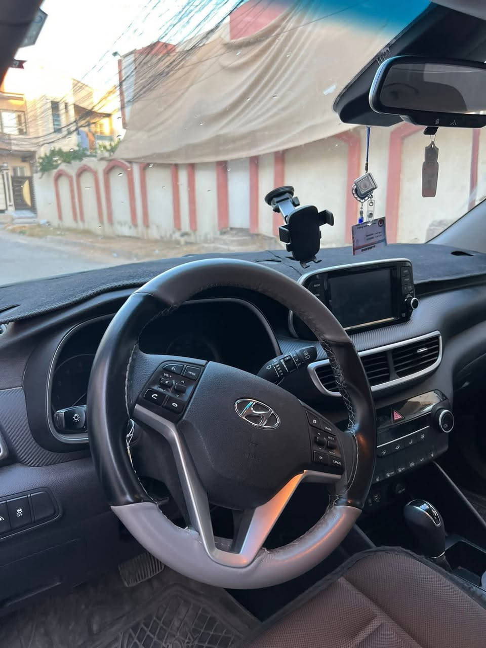 توسان 2021 وارد امريكي ….…..ماشية 32 الف
حادثها بنيد وجاملغ من جهة السايق بدون صبغ بدون دواخل
رقم الشاصي موجود بالصور للي يحب يطلع
مواصفات 
✅نقط عمياء
✅تحديد مسار
✅اوتو هولد
✅كامرة دوارة
✅كشن كهرباء
✅رذار امامي
✅بصمة تشغيل
ومواصفات اخرى ايضاً………مكاني الموصل
***********
***********
