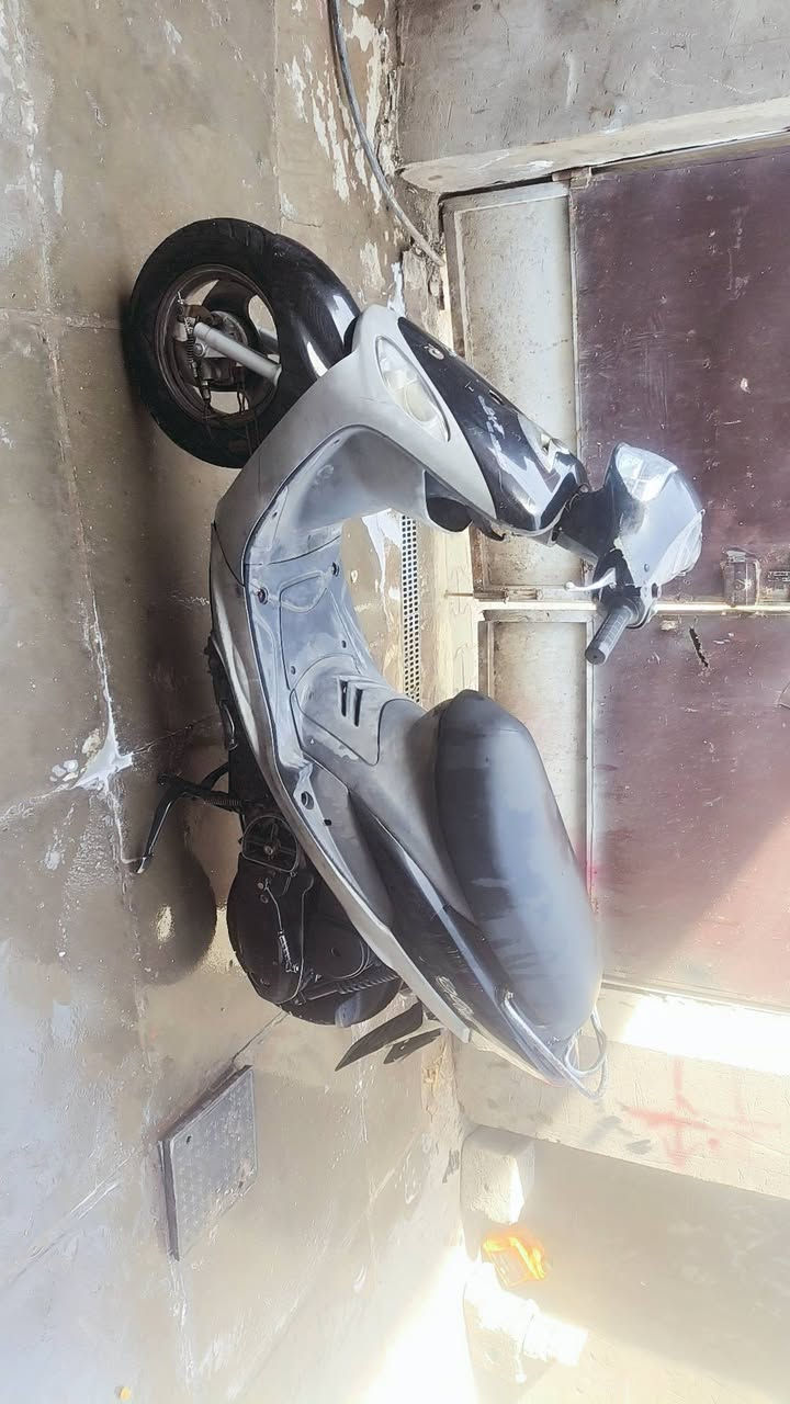 سلام عليكم دراجة ماكس منغولي بوشه55 محرك ناعم لاتنقيص ولا تبخير كهربائيات شغاله سلف هندر لايتات نقص بس دشبول وجاملق  امامي مكسور سعر 350 بي مجال قليل مكاني شعب حي اور سبع قصور. ***********
