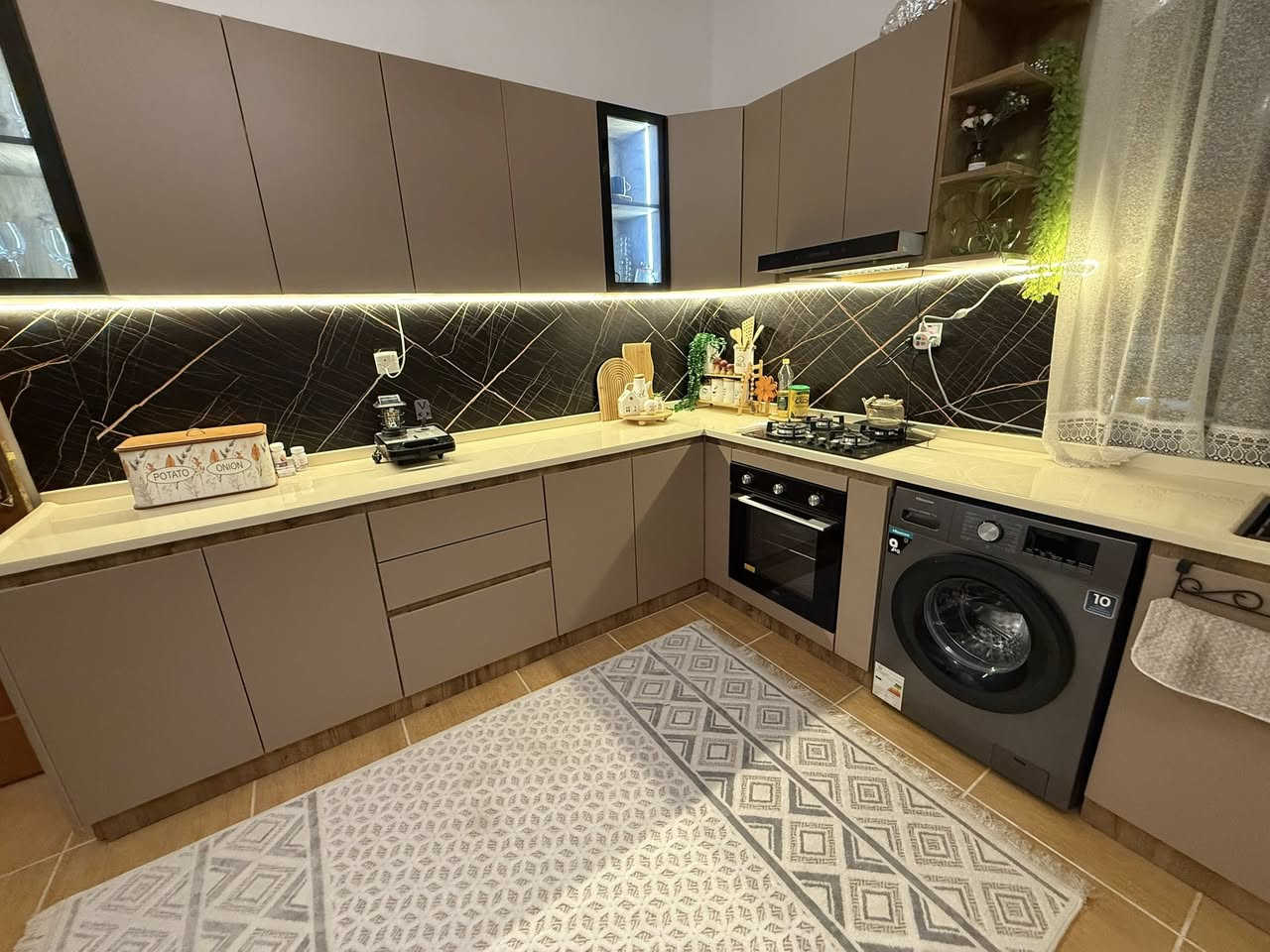كاونتر تفصال جديد للبيع مرمر ايطالي وخشب بالون بريس مع طباخ وفرن ومرشحه بعدهن مامستعملات


**إذا كنت صاحب هذا الإعلان وتريد حذفه لأي سبب، رجاءا أرسل رسالة إلى الدعم الفني**