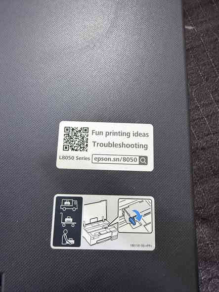 السلام عليكم طابعة ايبسون حرارية 6 الوان 5080 مسحوبة منها نسخة وحدة فقط للتجريب صارلها شهر ونص متروكة ممشغلة السعر 300 الف 
***********
