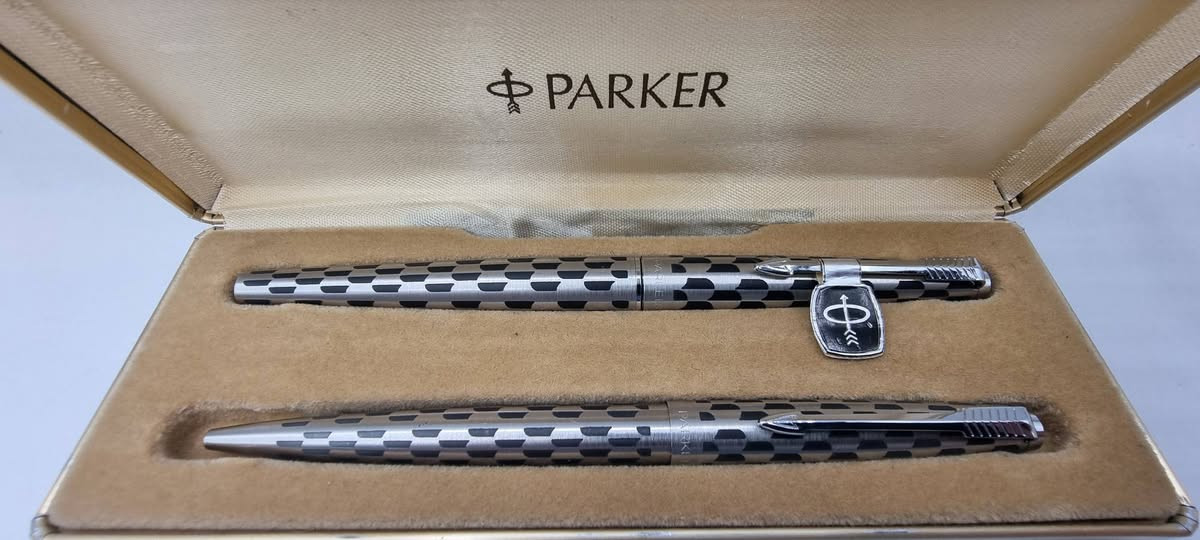 تحية طيبة  ،،،
#سيت_اقلام_باركر_45_هيركوين  PARKER 
          الصنع : انكليزي #اصلي  ، MADE IN ENGLAND  ، 
         إنتاج #قديم  ، بالعلبة #الأصلية  ، حبر + جاف ، 
          اصدار نادر  بنقشة نمط هندسي مميزة جدا  ، 
*السعر : 145 الف ، 
* يوجد توصيل  .


**إذا كنت صاحب هذا الإعلان وتريد حذفه لأي سبب، رجاءا أرسل رسالة إلى الدعم الفني**