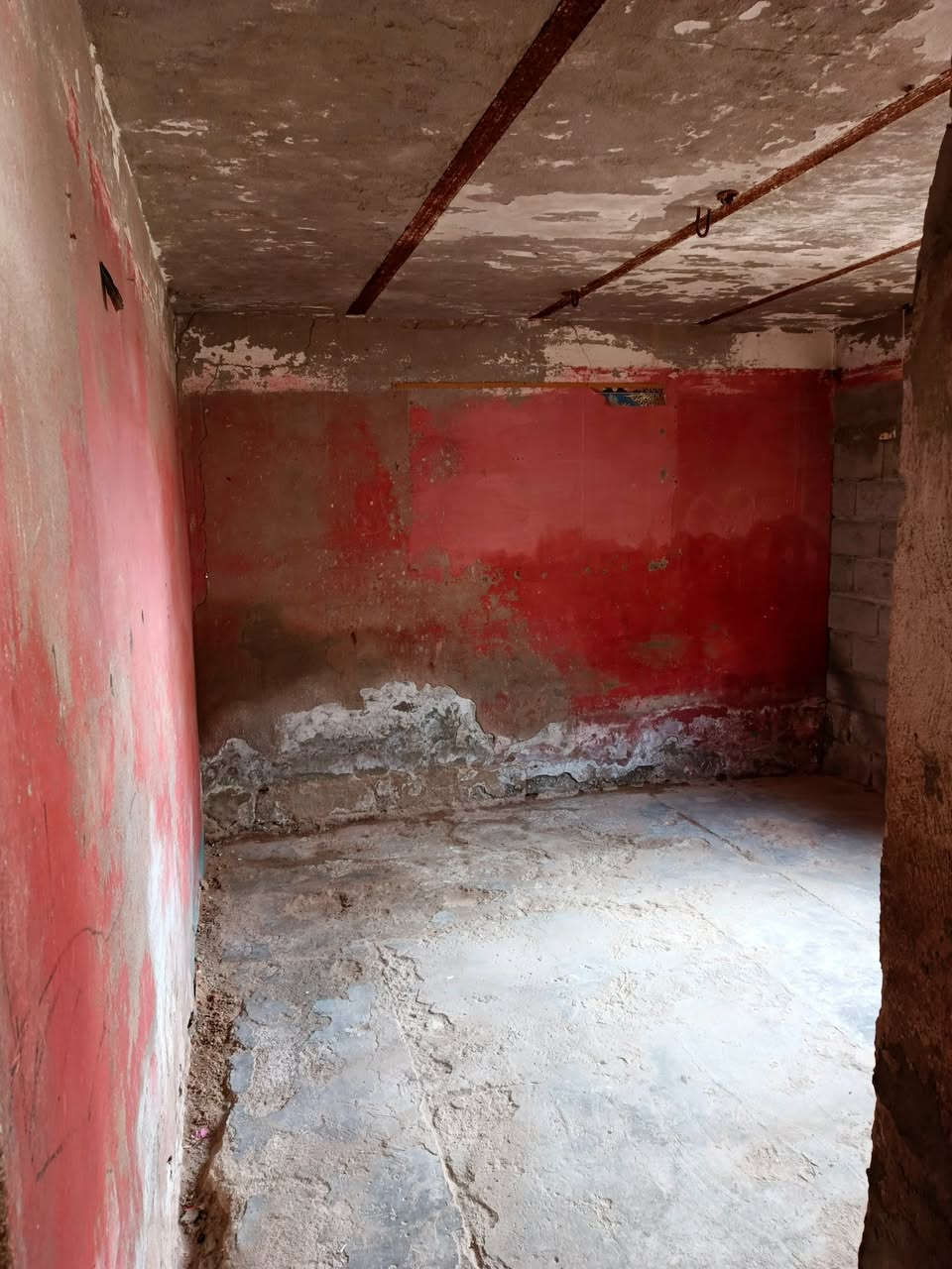 بيت حواسم مساحه 150م غرفتين وصاله وساحه جبيره ديوانيه متروكه ومطبخ وتواليت وحمام مشترك ومنور والدوانيه ثانيه متروكه

والبيت متروك يعني دوانيه عگاده هيه وغرفه  العنوان حي الفنانين للأتصال ع الرقم***********وااتساب+964 786 161 2749 قيمه واخذه👍
