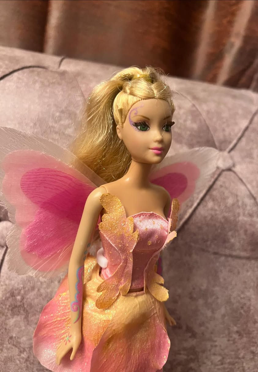 باربي اصلية مختومة 1999
عدها رموش ونظيفة وعدها اجنحة مضيئة
لفيلم باربي fairytopia هي والستاند مالتهة
السعر 35 الف قفل


**إذا كنت صاحب هذا الإعلان وتريد حذفه لأي سبب، رجاءا أرسل رسالة إلى الدعم الفني**