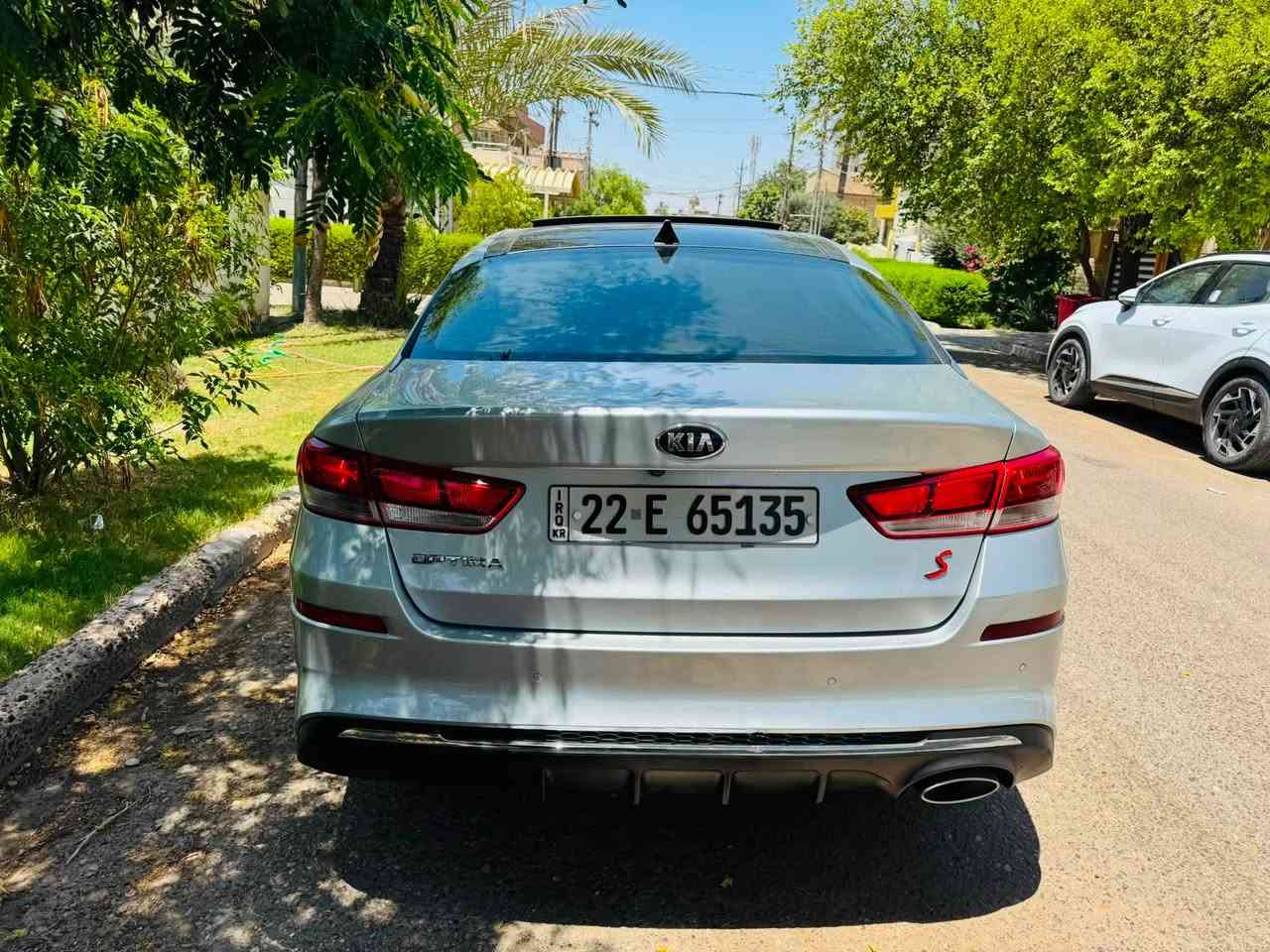 السلام وعليكم
للبيع فقط 

كيا اوبتما 2019 فئة S 

وارد امريكي  حادثها تخريب جاملغ خلفي شك بسيط ومصلح ع كده 

ماشية 138mi 

رقم اربيل الدولي  (شرط تحويل ) رقم وهسه وفحص وسنويه كله جديد 

المواصفات: 

محرك 2400 

ثلاث انظمة قيادة

سبورت ايكو نورمال

فتحة سقف بانوراما 

 كشنات كهرباء 

يدات نيكل 

تبريد مركزي منفصل

جام اوتو

كشنات مخمل 

كشنات امامية كهرباء

منافذ طاقة USB

شاشة جبيرة 

بلوتوث USB AUX

تحكم استيرن

كروز سرعة 

قيادة ذاتية

منافذ طاقة 

وقوف ذاتي 

رادار
رادارات جانبيه 

تحديد مسار 

لايتات عالي ناصي زنون

بلوجكترات زنون  

حساسات خلفية

نقط عمياء 

كار بلي 

انارة داخليه زنون 

وبعد اكو هواي مواصفات مذاكرهن

محرك كير كهربائيات كلهن كفالة 

السيارة جاهزة وبدون نقص برغي

اي استفسار تعال خاص او اتصل ***********

عنوان بغداد الكرخ  حي العدل
 السعر 138$ وبيها مجال بسيط للجادين بالشراء

