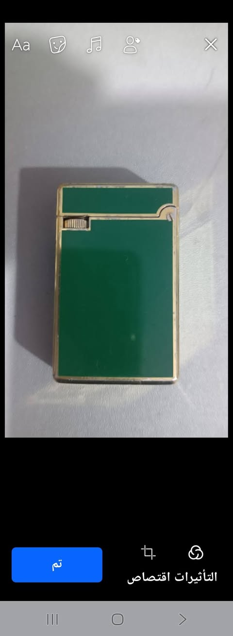 وضع AI
هذه القطعة عبارة عن قداحة  غاز عتيقة (Vintage) من العلامة التجارية اليابانية Keyston. 

أهم تفاصيل ومواصفات القطعة

بلد المنشأ: اليابان (Japan) كما هو محفور في الأسفل.

الفترة الزمنية: تعود هذه القداحات غالباً إلى فترة السبعينيات من القرن الماضي (حوالي عام 1970 وما قبله).

التصميم: تتميز بهيكل كلاسيكي مستوحى من تصاميم الماركات الفاخرة مثل S.T. Dupont، ومطلية باللون الذهبي.

نوع الوقود: تعمل بغاز البيوتان (Butane Gas)، ويظهر في الأسفل برغي الصمام المخصص لتعبئة الغاز وتبديل حجر الولاعة (الفتيل). 
تُصنّف هذه الولاعة اليوم كقطعة "أنتيك" مميزة يفضلها هواة جمع المقتنيات القديمة.


**إذا كنت صاحب هذا الإعلان وتريد حذفه لأي سبب، رجاءا أرسل رسالة إلى الدعم الفني**