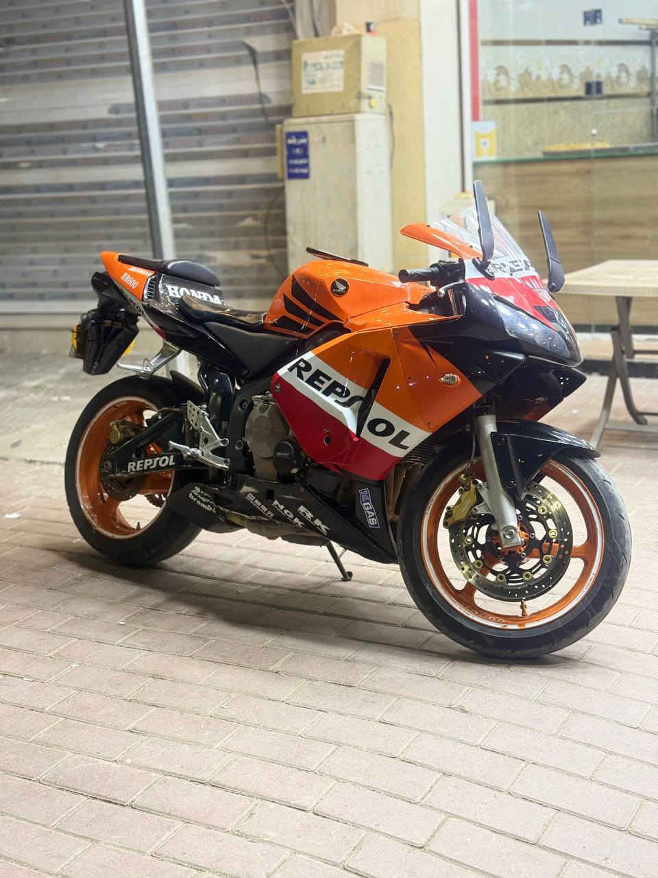 السلام عليكم ورحمه الله وبركاته شباب ارار رقم وسنويه تحويل ثاني يوم الدراجه مكينه وكير كفاله شرط الوكالة 
الدراجه بيه نقوصات التاير الخلفي والدسكات الخلفيه 
والاشاير الخلفيه والكفرات بيهم شخوط وكسر بسيط 
الدراجه مكانه الانبار الرمادي السعر ٤٠ بيه مجال الاستفسار *********** أو خاص
