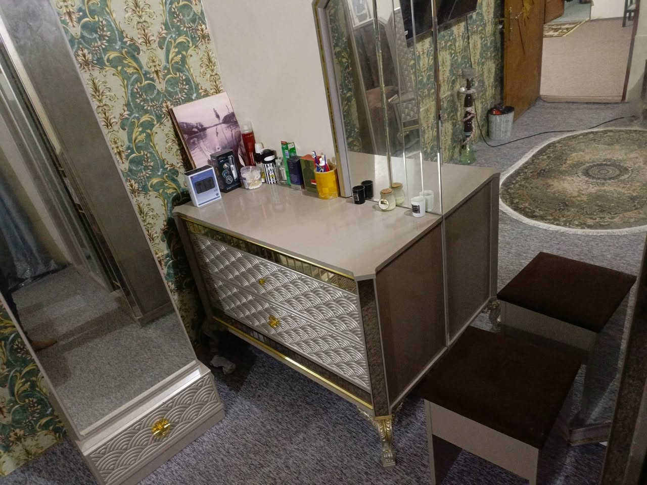 غرفه تركيه جديده استعمال قليل كلش نضيفه
عشر قطع + دوشك جديد 
الشراي يتصل 
***********
